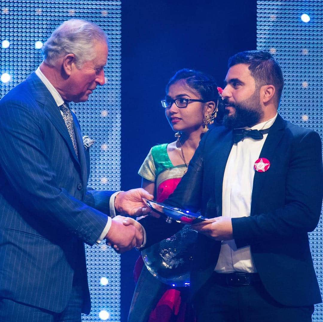 ロイヤル・ファミリーさんのインスタグラム写真 - (ロイヤル・ファミリーInstagram)「The Prince of Wales presents Ahmad Aburumman and Nilam Tambe with the new Prince’s Trust Global Award, at the fifteenth annual @princestrust Awards yesterday. HRH presented Awards to young people in recognition of the challenges they have overcome with the support of the charity. Prior to the ceremony, The Prince met hosts @fearnecotton and Phillip Schofield @schofe and other Prince’s Trust ambassadors.  His Royal Highness founded The @princestrust in 1976, with the aim of supporting young people from across the UK get into employment or launch their own business. The charity have now helped over 900,000 young people and supports over 100 more each day.  On Tuesday, The Prince welcomed advocates and ambassadors of The @princestrust to Buckingham Palace for a reception. Amal and George Clooney, Benedict Cumberbatch and Chiwetel Ejiofor were among the guests. 📸-PA」3月14日 18時19分 - theroyalfamily