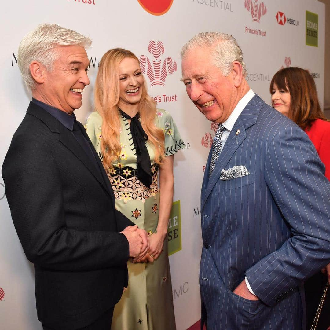 ロイヤル・ファミリーさんのインスタグラム写真 - (ロイヤル・ファミリーInstagram)「The Prince of Wales presents Ahmad Aburumman and Nilam Tambe with the new Prince’s Trust Global Award, at the fifteenth annual @princestrust Awards yesterday. HRH presented Awards to young people in recognition of the challenges they have overcome with the support of the charity. Prior to the ceremony, The Prince met hosts @fearnecotton and Phillip Schofield @schofe and other Prince’s Trust ambassadors.  His Royal Highness founded The @princestrust in 1976, with the aim of supporting young people from across the UK get into employment or launch their own business. The charity have now helped over 900,000 young people and supports over 100 more each day.  On Tuesday, The Prince welcomed advocates and ambassadors of The @princestrust to Buckingham Palace for a reception. Amal and George Clooney, Benedict Cumberbatch and Chiwetel Ejiofor were among the guests. 📸-PA」3月14日 18時19分 - theroyalfamily