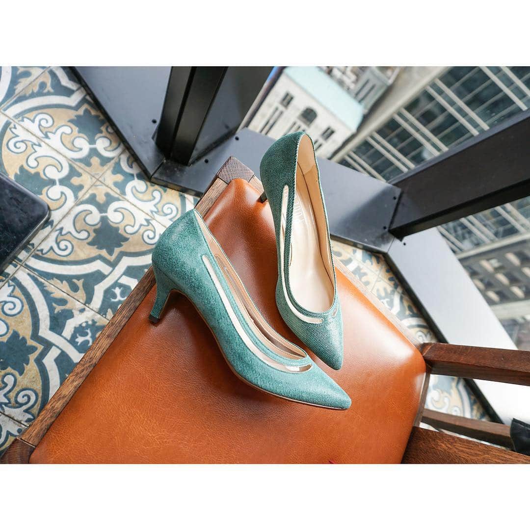POOLSIDEさんのインスタグラム写真 - (POOLSIDEInstagram)「・ さりげなく覗くPVCが今年らしいミドルヒール。 デニム風のプリント革でちょっぴりカジュアルに。 ・ 品番:SI-19313 ¥13,500(税込) ・ #poolside_official #psshoes #poolside #shoes #fashion #pumps #heels #プールサイド #靴 #パンプス」3月14日 18時19分 - poolside_official