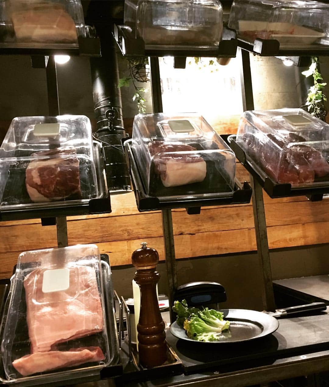 のインスタグラム：「池袋のBUTAMAJIN、大好きでちょこちょこ行ってる…❤️ 昔豚肉は食べられなかったのだけど、大人になって食べられるようになって、ここのお店で食べられるが好きに変わった！ ミートディスプレイはお肉のディスプレイから好きなお肉をチョイス出来るメニューで、ここのフィレが本当に美味しい😍💕💕 サラダも、サンチュとクルトンなどをドレッシング入りのビンに入れて作るタイプなんだけど、サンチュおかわり自由でいっぱい食べられる！葉物大好きマンには堪らない…！ また行きたいなぁ☺️ #meat #焼肉 #butamajin」