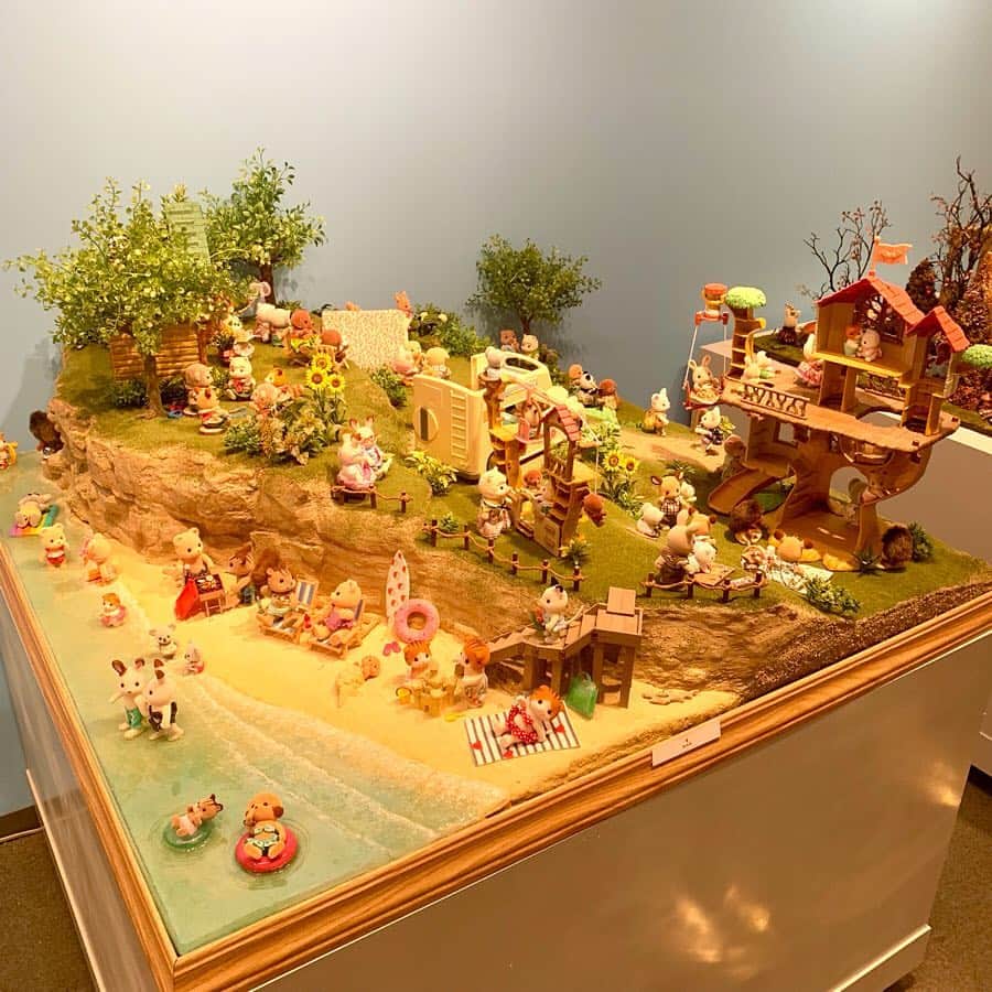 シルバニアファミリー【公式】 さんのインスタグラム写真 - (シルバニアファミリー【公式】 Instagram)「今日はホワイトデー！ シナモンウサギのお兄さんとショコラウサギのお姉さんが海を楽しんでいます♪  これは… 現在、松屋銀座(東京都)で開催中のシルバニアファミリー展に展示されているジオラマです！ ミニチュア作家の灰みみさんが「夏」をテーマに作ってくれました！ 写真撮影可能なので、みなさんも自分の好きなシーンを見つけて写真を撮ってくださいね♪  撮った写真は、#シルバニアファミリー #シルバニア展レポート をつけて投稿してください！ 抽選で「かわいいひみつのお家」を10名様にプレゼント♪ たくさんの投稿、お待ちしております。 （期間：2019年3月13日～2019年3月25日 23:59） くわしくはこちら https://www.sylvanianfamilies.com/ja-jp/special/event/190115_sften/cpn/  #シルバニアファミリー #シルバニア #sylvanianfamilies #calicocritters #sylvanian #ドールハウス #dollhouse #ミニチュア #miniature #シルバニアファミリー展 #松屋銀座 #春夏秋冬 #夏 #ジオラマ #写真 #撮影 #シルバニア展レポート @ashmimisylvanian」3月14日 18時22分 - sylvanianfamilies_jp