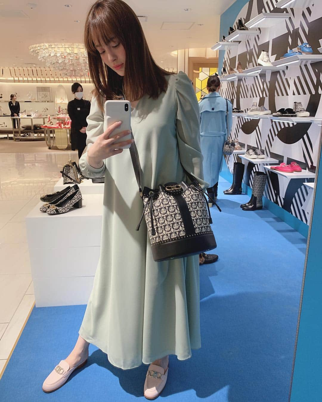 野崎萌香さんのインスタグラム写真 - (野崎萌香Instagram)「Ferragamoのブランド初の モノグラム コレクション GANCINI COLLECTION を 伊勢丹でチェックしてきたよ❣️ . . .  私はスニーカーとスリッポンで 悩みに悩んで... 最終的に2枚めで履いてるサンダルにしました...🧚‍♀️💓 . . .  9枚めの写真のボタニカル柄は日本限定だよ🌴  全部履いてみるとまたイメージと 履いた雰囲気が全然違うの。  みんなもぜひ試して お気に入りの似合うモノグラムの ガンチーニを探してみてね💕  しふく♥️♥️♥️ ONE PIECE... @ciroi_official  bag&sandal... @ferragamo  #THEGANCINI  #ガンチーニ  @ferragamo」3月14日 18時34分 - moeka_nozaki