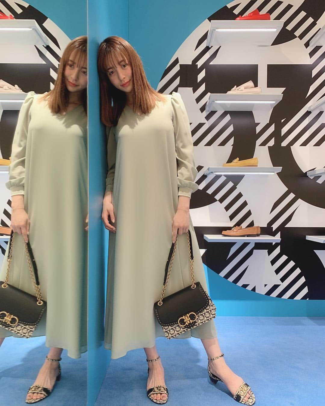 野崎萌香さんのインスタグラム写真 - (野崎萌香Instagram)「Ferragamoのブランド初の モノグラム コレクション GANCINI COLLECTION を 伊勢丹でチェックしてきたよ❣️ . . .  私はスニーカーとスリッポンで 悩みに悩んで... 最終的に2枚めで履いてるサンダルにしました...🧚‍♀️💓 . . .  9枚めの写真のボタニカル柄は日本限定だよ🌴  全部履いてみるとまたイメージと 履いた雰囲気が全然違うの。  みんなもぜひ試して お気に入りの似合うモノグラムの ガンチーニを探してみてね💕  しふく♥️♥️♥️ ONE PIECE... @ciroi_official  bag&sandal... @ferragamo  #THEGANCINI  #ガンチーニ  @ferragamo」3月14日 18時34分 - moeka_nozaki