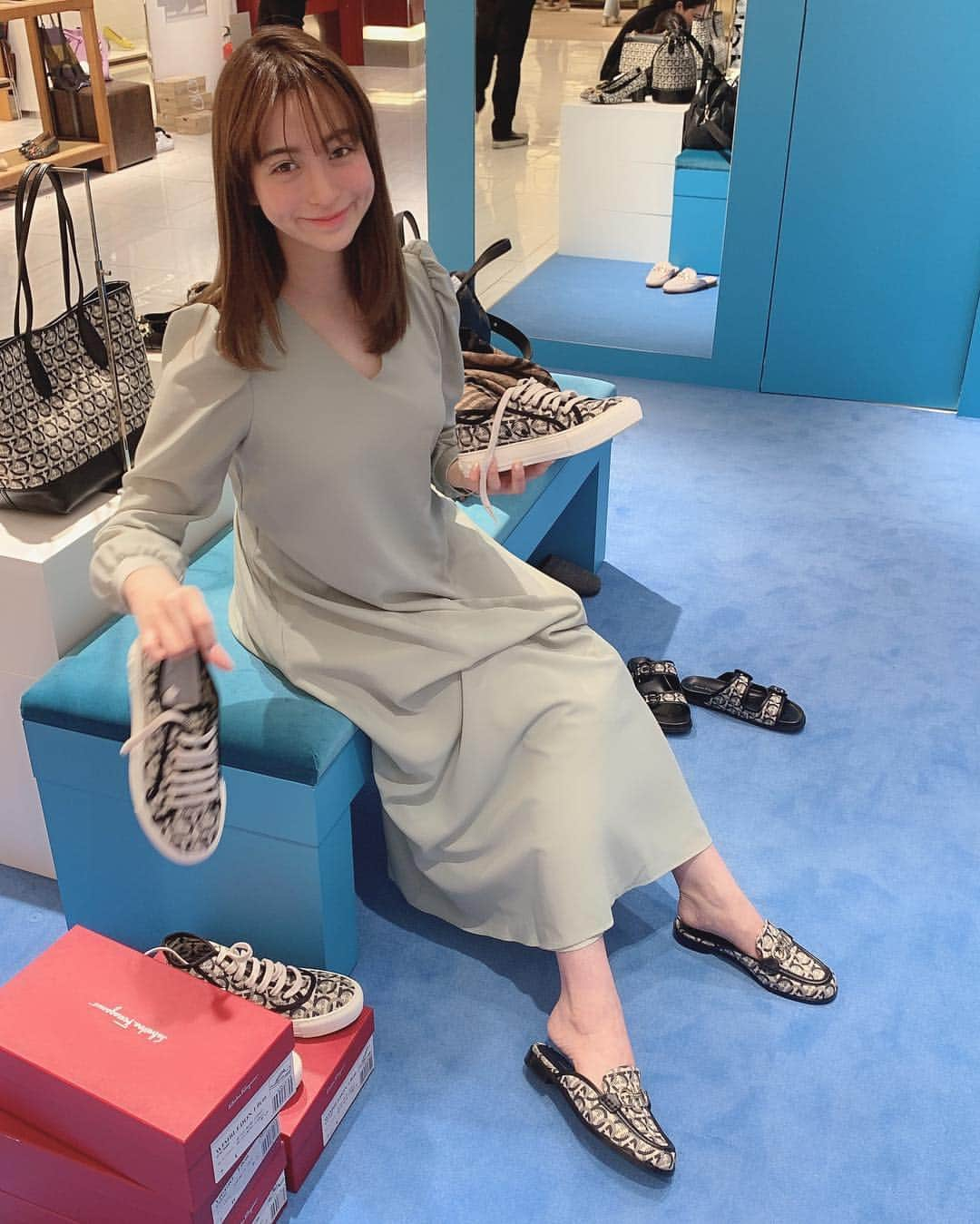 野崎萌香さんのインスタグラム写真 - (野崎萌香Instagram)「Ferragamoのブランド初の モノグラム コレクション GANCINI COLLECTION を 伊勢丹でチェックしてきたよ❣️ . . .  私はスニーカーとスリッポンで 悩みに悩んで... 最終的に2枚めで履いてるサンダルにしました...🧚‍♀️💓 . . .  9枚めの写真のボタニカル柄は日本限定だよ🌴  全部履いてみるとまたイメージと 履いた雰囲気が全然違うの。  みんなもぜひ試して お気に入りの似合うモノグラムの ガンチーニを探してみてね💕  しふく♥️♥️♥️ ONE PIECE... @ciroi_official  bag&sandal... @ferragamo  #THEGANCINI  #ガンチーニ  @ferragamo」3月14日 18時34分 - moeka_nozaki