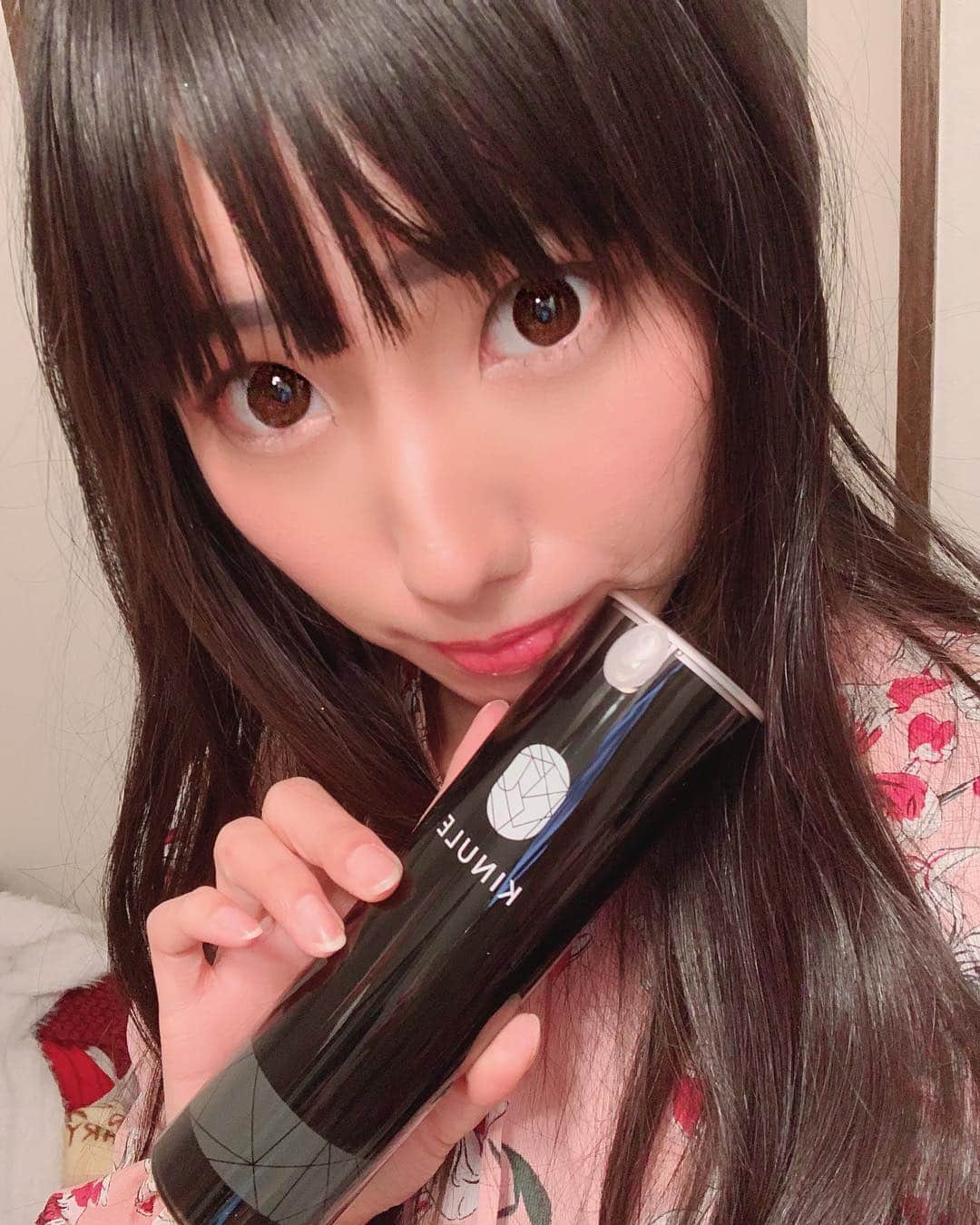 のインスタグラム：「こんにちは〜！今日は最近おすすめのクレンジングの紹介❤️ . . キヌレはジェル炭酸クレンジングで、 絹のような肌というキーワードから誕生したそう。 . . ジェルから泡に変化する新感覚のクレンジングで、ダブル洗顔不要！ 毛穴・角質ケアができるというのが炭酸クレンジングの最大の魅力です😍 . アルテロモナス発酵エキス、天然炭、テトラヘキシルデカン酸アスコルビル、セラミドngなどお肌にいい成分もいっぱい。 . . 皆さまもぜひお試しください＊  #kinule #キヌレ #炭酸 #クレンジング #炭酸クレンジング #洗顔 #メイク落とし . . . . #selfie #selca #おすすめコスメ #cosmetics #美容 #美容マニア #アルテロモナス発酵エキス #テトラヘキシルデカン酸アスコルビル #ヒト型セラミド #セラミドnp #セラミドap #口コミコスメ  #makeup #アンチエイジング #毛穴レス #黒髪女子」