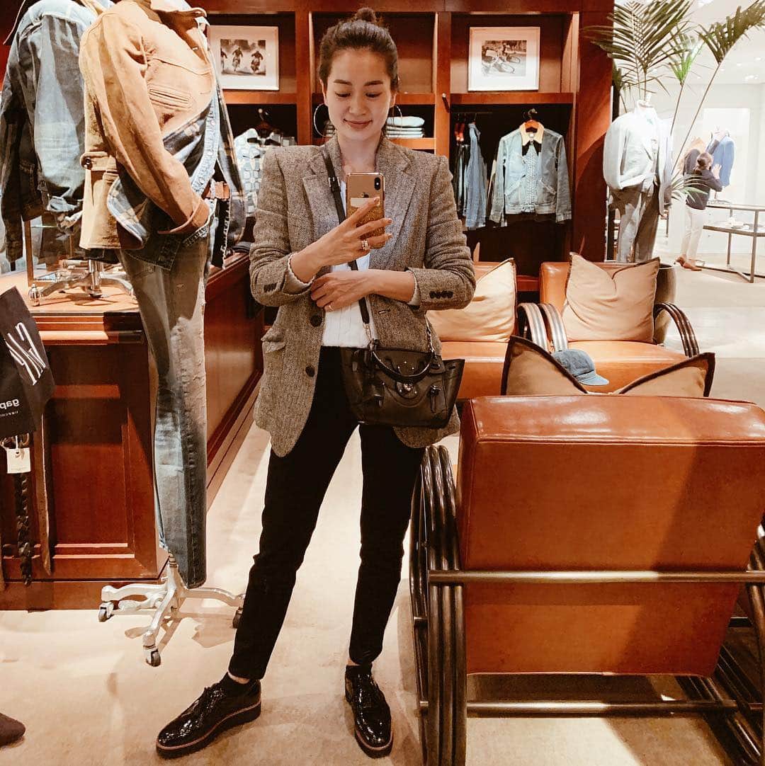 のインスタグラム：「. . 着てると落ち着くブランド♡﻿ ﻿ Jacket/Tops/Bag @ralphlauren  Skinny @vicente__official  Shoes @botkier ﻿ . . #今日の私服﻿ #メンズライク﻿ #カジュアルスタイル﻿ #パンツスタイル﻿ #ジャケット﻿ #ラルフローレン﻿ #ママカジュアル﻿ #ママファッション﻿ #Jacket#ralphlauren﻿ #trad#style#ootd#fashion﻿ #black#skinny」