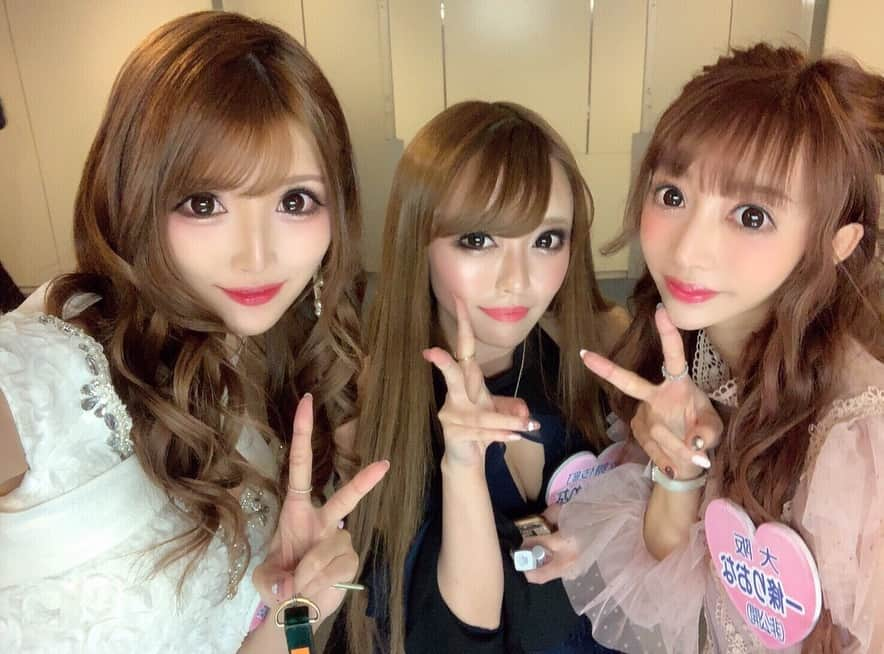 桜咲乃愛さんのインスタグラム写真 - (桜咲乃愛Instagram)「テレビの収録にて💖  @riona.i さんと @erenadayo ちゃん💖  可愛い女の子に会えて嬉しかった💖 最初りおなさんしか知ってる人いなくて1人でも知ってる人がいて心強かった😭💗 そして相変わらず可愛いし話すとしっかりしていて尊敬😭💓✨ えれなちゃんは初めましてだったんだけど話しやすくて仲良くなれそうだったしいい事あった～☺️💕✨ うれしい💖  #テレビ収録#ドレス#一條りおな #立華えれな #巻き下ろし#可愛い」3月14日 18時32分 - noasama1101