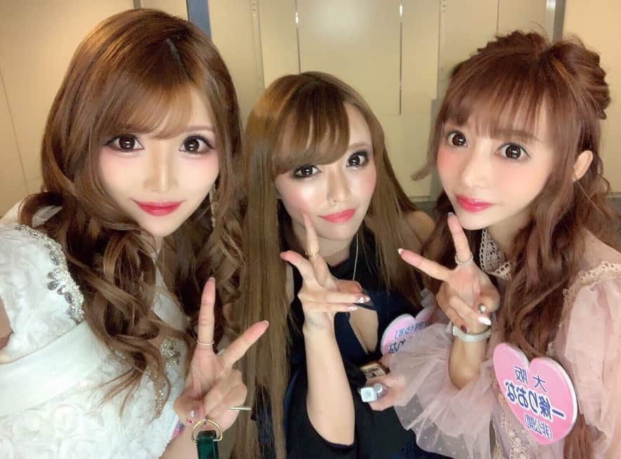 桜咲乃愛さんのインスタグラム写真 - (桜咲乃愛Instagram)「テレビの収録にて💖  @riona.i さんと @erenadayo ちゃん💖  可愛い女の子に会えて嬉しかった💖 最初りおなさんしか知ってる人いなくて1人でも知ってる人がいて心強かった😭💗 そして相変わらず可愛いし話すとしっかりしていて尊敬😭💓✨ えれなちゃんは初めましてだったんだけど話しやすくて仲良くなれそうだったしいい事あった～☺️💕✨ うれしい💖  #テレビ収録#ドレス#一條りおな #立華えれな #巻き下ろし#可愛い」3月14日 18時32分 - noasama1101