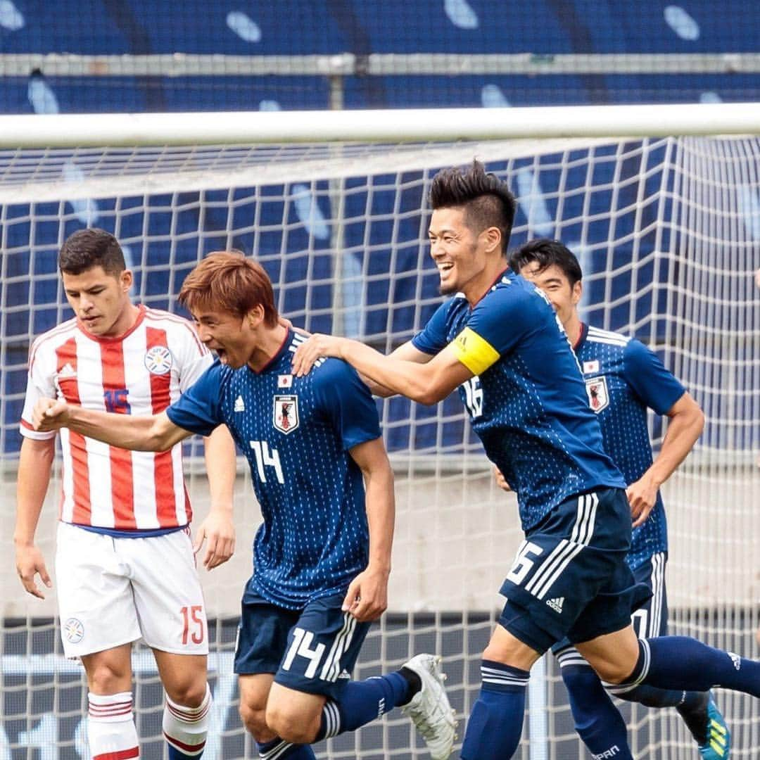 乾貴士さんのインスタグラム写真 - (乾貴士Instagram)「コロンビア戦、ボリビア戦の親善試合に招集されました！ 日本で代表戦をやれる事、そして、また真司や蛍、ワールドカップ以来の選手とやれるのも楽しみです😊 初めて一緒にプレーする選手もいるし、色んな楽しみがあります！ 全力で頑張りますので応援よろしくお願いします👍 あ、蛍、結婚おめでとう😆✨👏 #シンジ人を蹴るのはやめましょう #昔から祝福の時 #投げ倒したり #蹴ったりする癖あるで笑」3月14日 18時32分 - takashi.08