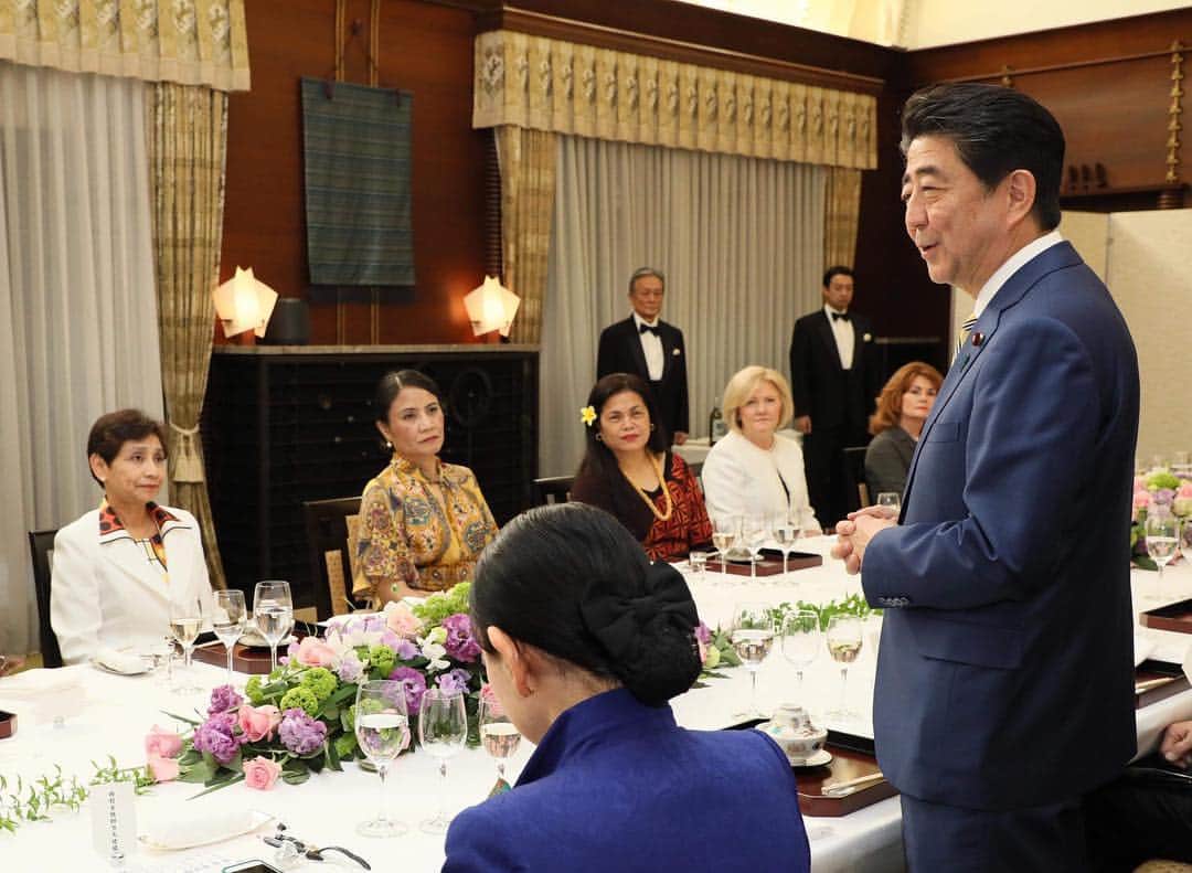 首相官邸さんのインスタグラム写真 - (首相官邸Instagram)「#安倍総理 からの#メッセージ ✍️ 日本に駐在している#女性大使 の皆さんを、#総理公邸 にお招きしました。来週末には、五回目となる、我が国主催の女性活躍のための国際会議が開催されます。女性が輝く世界の実現に向けて、大変有意義な意見交換ができました。 . #W20 #WAW #WorldAssemblyforWomen #国際女性会議 @shinzoabe」3月14日 18時32分 - kantei