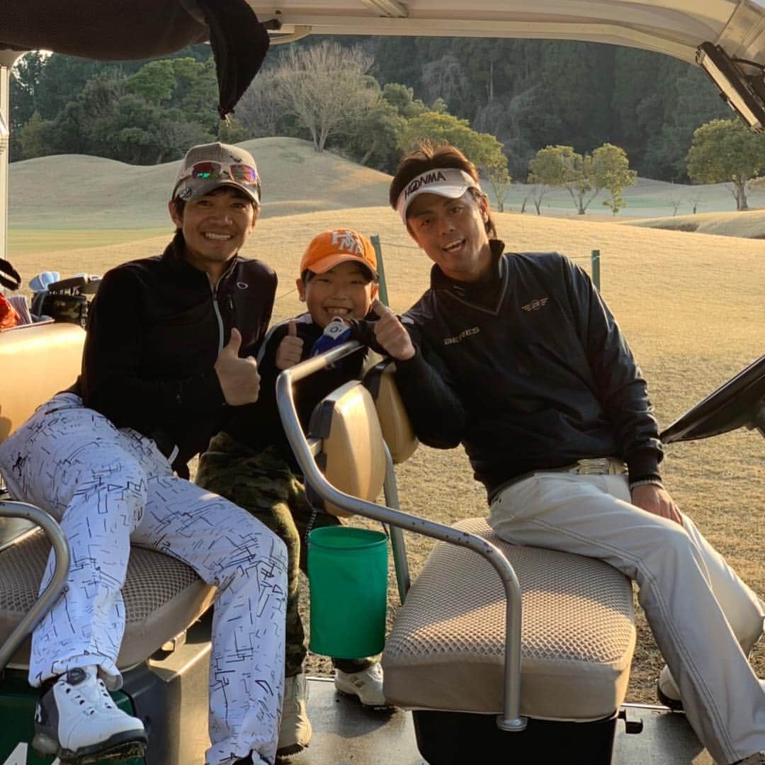 和田正人さんのインスタグラム写真 - (和田正人Instagram)「遂にスコア100切り達成！！ゴルフに取り組み始めて3ヶ月。長かった〜。西村師匠がコースでの悪癖を見つけてくれて、アドバイス通りにやったら次々にナイスショット。スゲーよ師匠！ゴルフらしいゴルフが出来て、これからやっと楽しくなりそうだ！！ #西村至央 #ミライズゴルフアカデミー #西村Jr #国分大介 #平成のうちに100切り #達成 #ラヴィスタゴルフリゾート #スコア98」3月14日 18時33分 - daaaaaawaaaaaa