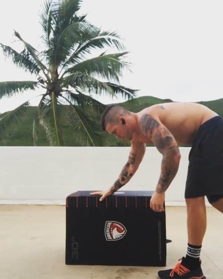 のインスタグラム：「I cant lick my elbow but I can do this 🥰#handstandvariations #coreworkout #fitness #fitnessmotivation #tattoos #noshirt #luckywelivehawaii #oahu」