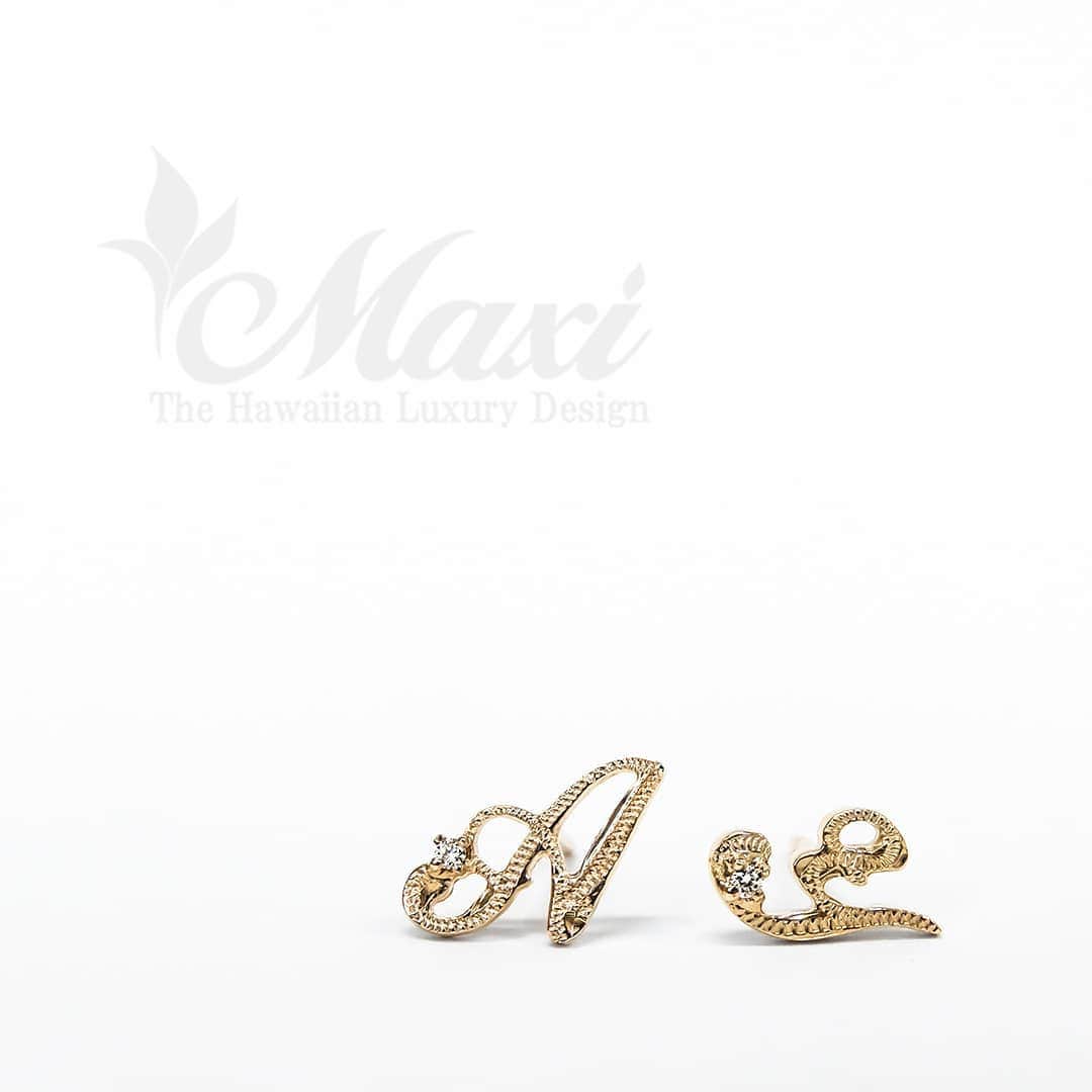 Maxi Hawaiian Jewelryさんのインスタグラム写真 - (Maxi Hawaiian JewelryInstagram)「Tiny initial single earring with diamond❤️🌈❤️🌈🤙✨ #maxi #maxihawaiianjewelry #hawaiianjewelry #hawaiianheirloom #engraving #hawaii #hawaiian #earrings #singleearring #initial #diamond #マキシ #マキシハワイアンジュエリー #ハワイアンジュエリー #ハワイ #ハワイアン #ピアス #シングルピアス #ダイヤモンド #イニシャル  @maxi_press」3月14日 10時33分 - maxi_japan_official