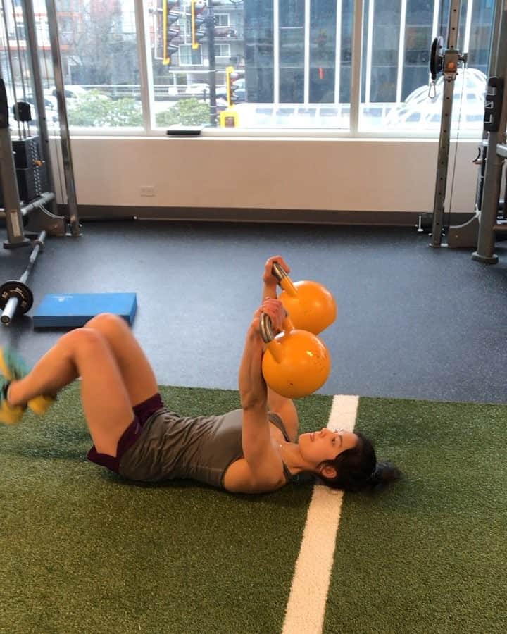 アラーナ・イップのインスタグラム：「Dragon Staff Kettle Bell Lowers  My abs still hurt 48 hours later 😅  #trainingwithclay #thisisrehab」