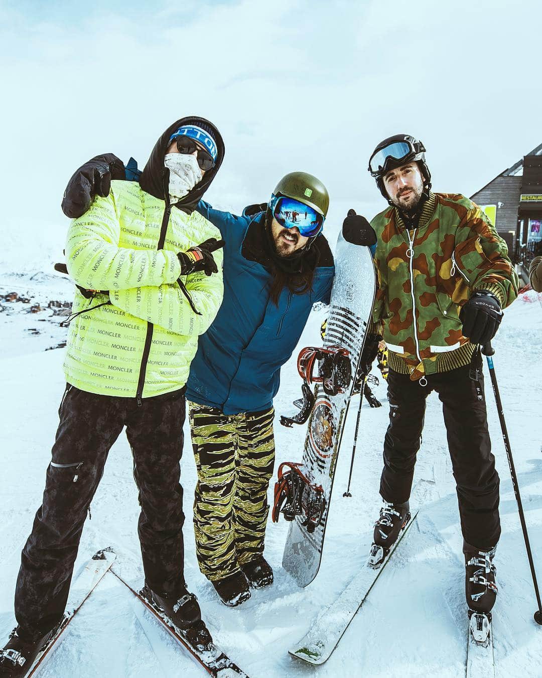 Dimitri Vegas & Like Mikeさんのインスタグラム写真 - (Dimitri Vegas & Like MikeInstagram)「Catched some slopes today with our brother @steveaoki ⛷🏂」3月14日 10時43分 - dimitrivegasandlikemike