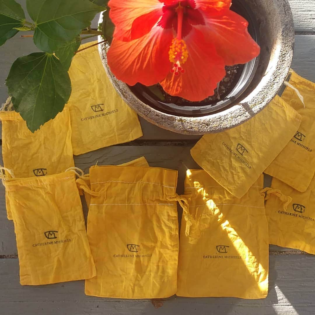 のインスタグラム：「Medicinal Plants Dyeing experience with marigold and turmeric ✨Thank you  @lookoutandwonderland 💛 #plants #dyes #natural #medicinal #turmeric #workshop #yellow #marigold #kitchenmagic #healing」