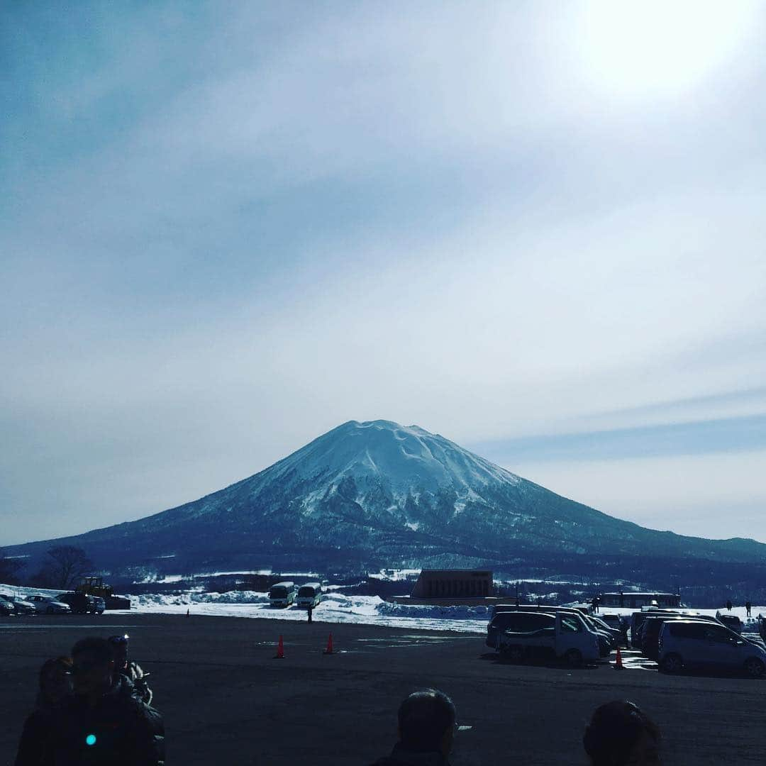 やまだひさしさんのインスタグラム写真 - (やまだひさしInstagram)「ありがとうニセコ また来るね。 北国満喫でエネルギー充電。 明日は笑顔を届けに厚真町へ！ #やまだひさし #ラジオ #DJ #グルメ #ノマド #ニセコ #羊蹄山 #今年は #雪解け #早そう」3月14日 10時48分 - yamadamic