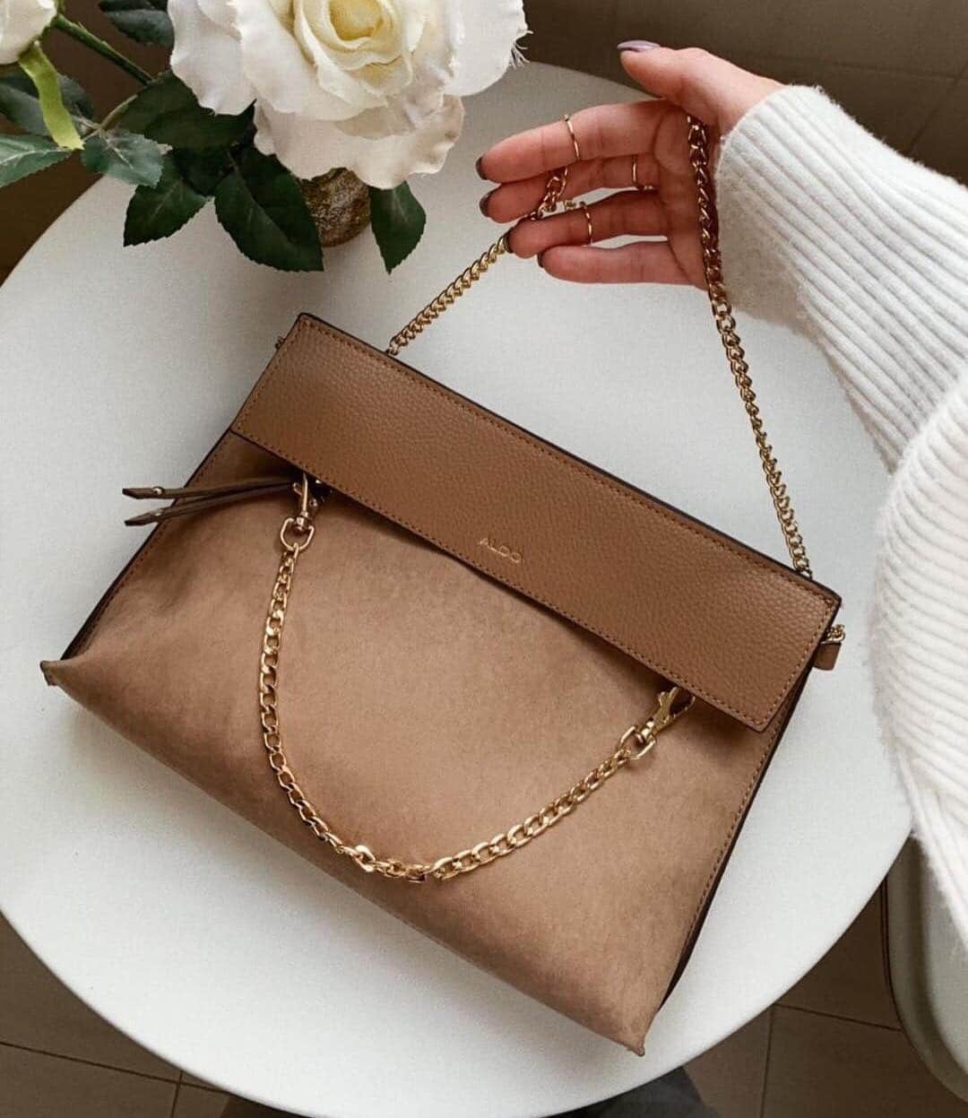 ALDO shoesさんのインスタグラム写真 - (ALDO shoesInstagram)「Holding on to this beauty. Remix your OOTD with chain adorned clutch Lighthart. Lovely photo by @jadezammitstevens #bagandbrag」3月14日 10時59分 - aldo_shoes