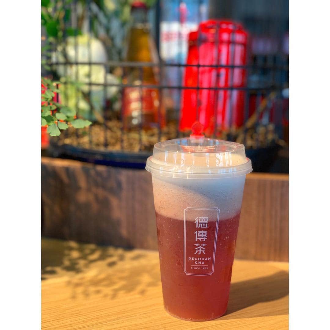 のインスタグラム：「おはようございます。お知らせです😆 ・ 本日13日と、明日14日。 #newsevery  #特集コーナーにて 前、後編に分け 先日行った #台湾の旅 が放送されます。 ・ ・ 写真は休憩中に頂いたお茶屋さんの、烏龍茶のストロベリー🍓割り。 台湾で頂く烏龍茶は苦味がくどくなく円やかなので、苺の甘み、酸味とも程よくマッチ👍 他にもスパークリングワインで割ったものなど、王道から意外なメニューまで台湾のお茶文化の楽しみ方が広がりました😆 ・ 内容盛りだくさんなので、お時間ある方は是非ご覧下さいませ🙏」