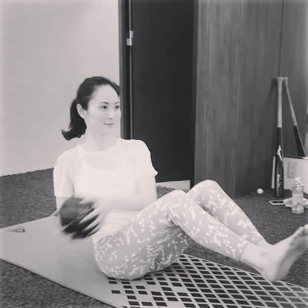 日高薫のインスタグラム：「2月は家族揃って体調がすこぶるよくなかったので久々トレーニング💘😄💘 こんな感じでよろしいのでしょうか？と思いながら3キロのボールを必死に左右に振り回す私🙂💦 #パーソナルトレーニング #personaltrainer #筋トレ #体幹トレーニング #体幹 #尻トレ🍑 #尻トレ動画 ##instagood #instasports」