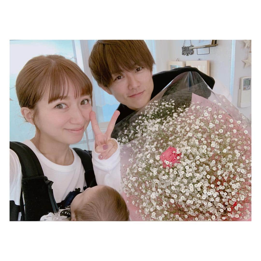 辻希美さんのインスタグラム写真 - (辻希美Instagram)「たぁくんからホワイトデー頂きました(灬˘╰╯˘灬)♥｡･ﾟ  #3月14日 #ホワイトデー  #たぁくん から #我が家のホワイトデーと言えば #かすみ草にバラ一本 #🌹 #花束 #私の大好き な #ビアードパパ #シュークリーム #毎年欠かさずお返しをくれる #自慢の旦那 #部屋中かすみ草の香り #ありがとう #大好きだよ #愛してるよ #これからもよろしくお願いします #❤️ #happyvalentinesday」3月14日 11時05分 - tsujinozomi_official