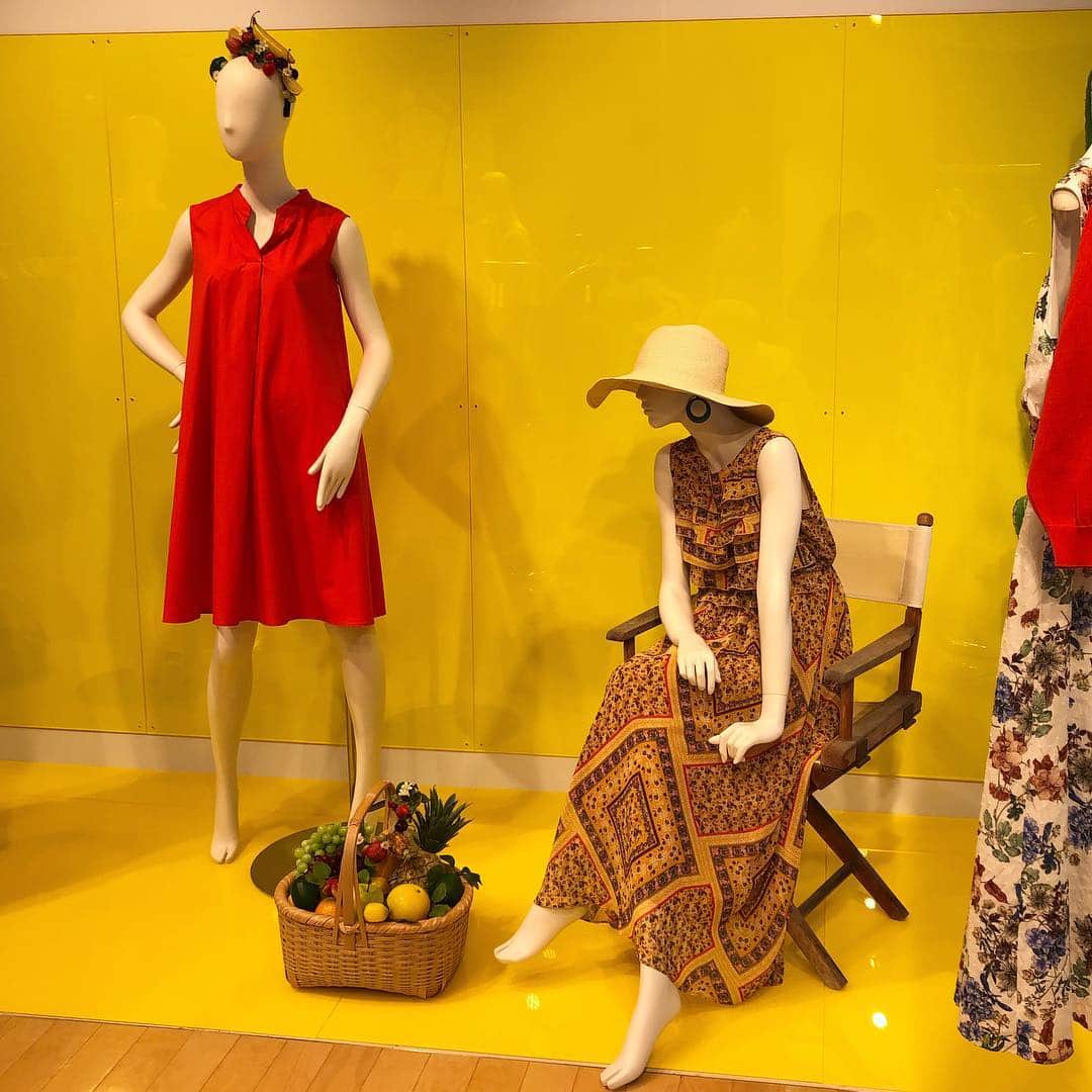 のインスタグラム：「久しぶりのひざ上丈、が気になったのは『ユニバーバル ミューズ』の夏展にて。ここ数シーズンずっとひざが隠れる丈に慣れた脚と目には新鮮に感じられます。 一枚目写真のワンピースは赤が映えて休日にこそ着たいデザイン。二枚目にのせたスカートはブラッドオレンジのようなフレッシュな色で、三枚目のように後ろにもポイントが。最後にのせた写真の左のボディはヘルシーなショートボトム。甘めなトップスとぴったりですね！ この先の季節に足もとはスニーカーでもおじ靴でも、エスパドリーユでも可愛くまとまりそうです☺︎／副編Y  #moremagjp #MORE #デイリーモア #fashion #ファッション #MORE展示会 #展示会 #ユニバーバルミューズ #univervalmuse #2019ss #夏服 #副編Y」