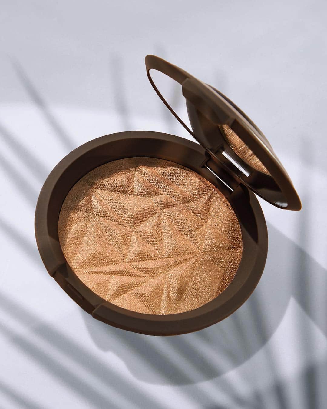 BECCAさんのインスタグラム写真 - (BECCAInstagram)「Dip into a pool of shimmer with Pressed Highlighter in Bronzed Amber☀️ Stylist Tip: Layer over BECCA Sunlit Bronzer for a luminous, sun-kissed glow!😎✨Available exclusively at BECCAcosmetics.com」3月14日 11時07分 - beccacosmetics