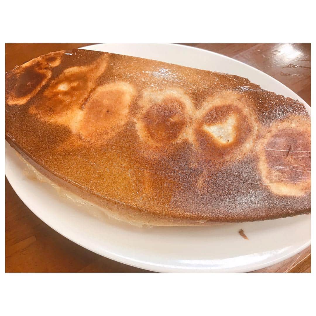 のインスタグラム：「餃子は焼きが好き。 以前冷凍でいただいた餃子があまりに美味しくて。 お店に出来立て食べに行ってきたよ。 どちらかとゆーと薄皮が好きなんだけど、ここのは皮は厚めでモチモチ。 でも好き。 スープ餃子も美味しかったよ🥟 あー、お腹すいてきた。 #dumplings #yum #yummy」