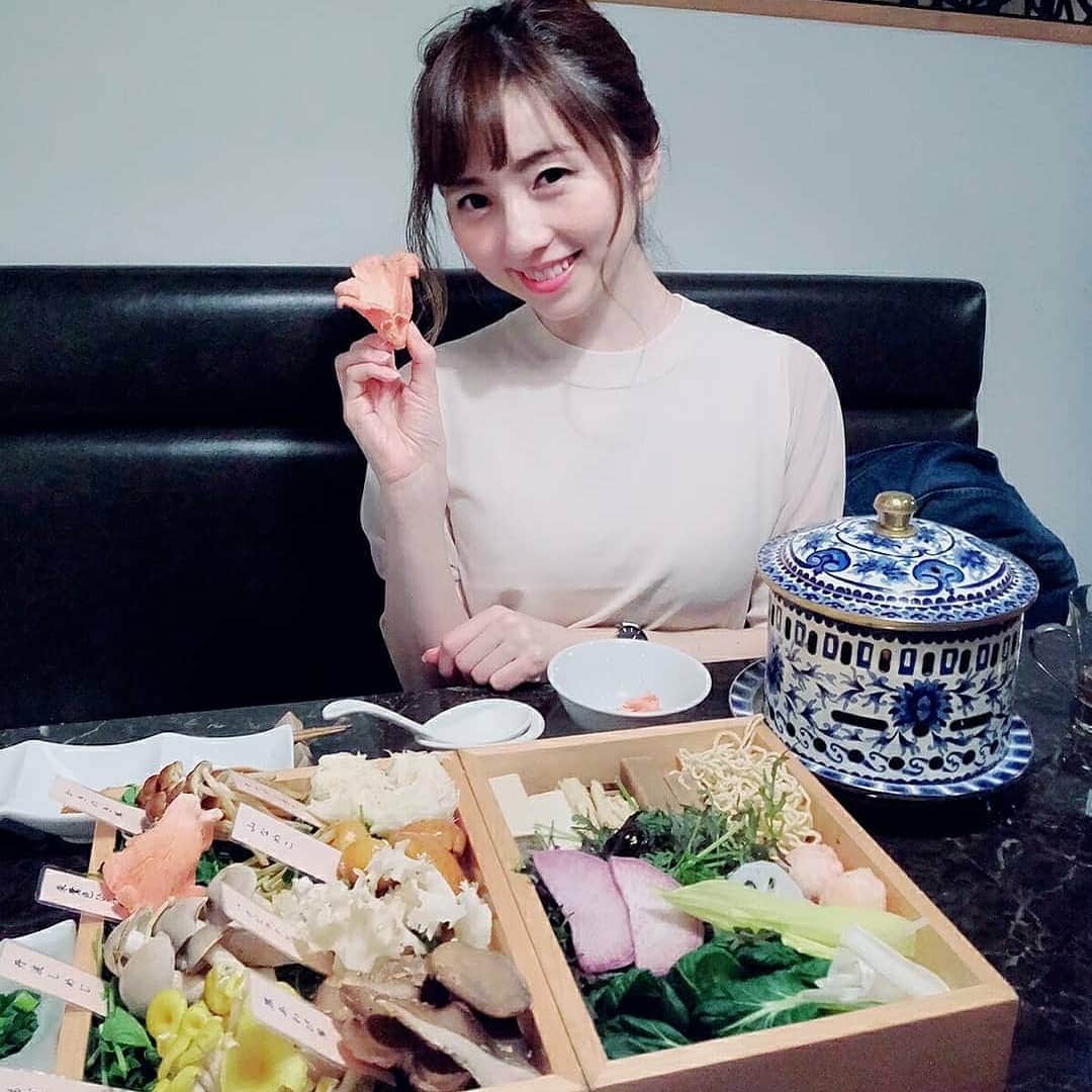 のインスタグラム：「ピンクのきのこ発見っ♡ きのこしゃぶしゃぶあたたまる♡♡♡ 銀座にもできてたよ！ 中国雲南省シャングリラで採れる天然きのこ30種類入りのブラックスープは 優しい薄味のきのこスープで体によさそう♡ 〆のトリュフかけごはんおいしかった♡ お肉の写真は撮り忘れました... ・ ・ ・  @shangrila_ginza #シャングリラズシークレット  #シャングリラズシークレット銀座店 #Shangrilassecret #きのこしゃぶしゃぶ #きのこ鍋 #しゃぶしゃぶ #温活 #お鍋 #銀座 #銀座グルメ #hotpot」