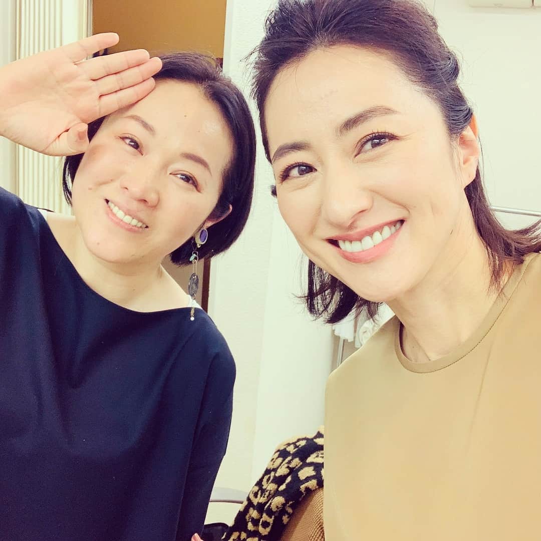 前田ゆかのインスタグラム：「経験やものに対するこだわりなど、 いろんな要素が重なってその方の魅力に繋がる。 よろこびやたのしさの表現が全身 あふれる方。  ヘアーメイクの #岡田いずみさん  的確な美容のアドバイスも含めて 多彩なお話に惹きつけられた撮影。  いずみさんのヘアーメイクと ある最新のコスメを試した究極の合わせワザ！ また発売になりましたらお知らせ致しますね〜 #shooting#美ST#beauty #instabeauty」
