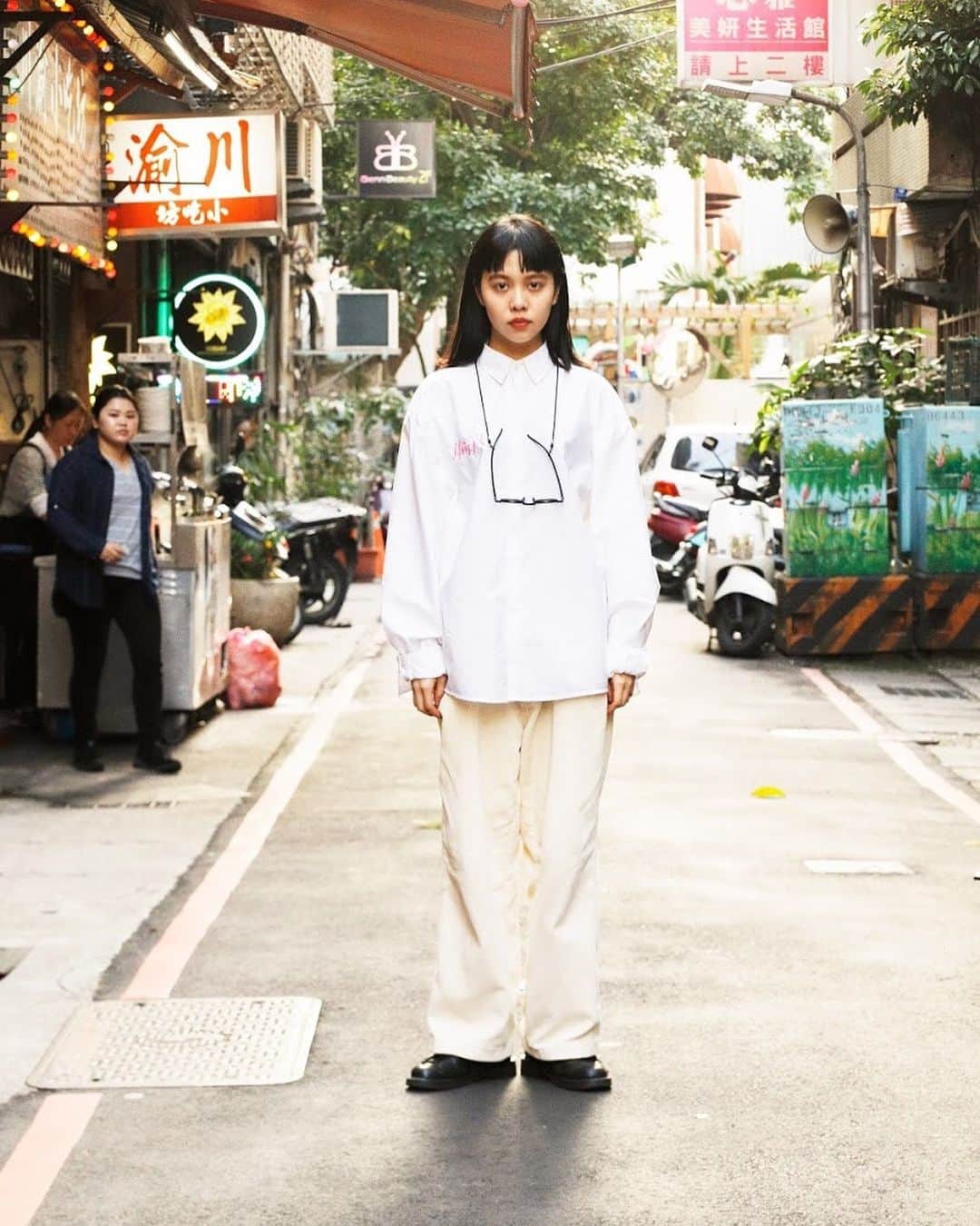 のインスタグラム：「TAIWAN STREET SNAP Name: @beegsleep  #streetstyle#droptokyo#taiwan#streetscene#streetfashion#streetwear#streetculture#fashion#hairstyle#台湾#taipei #街拍#時尚#東區#穿搭#街拍style #時尚穿搭#街頭攝影#台北#潮流#台灣 Photography: @yuri_horie_」