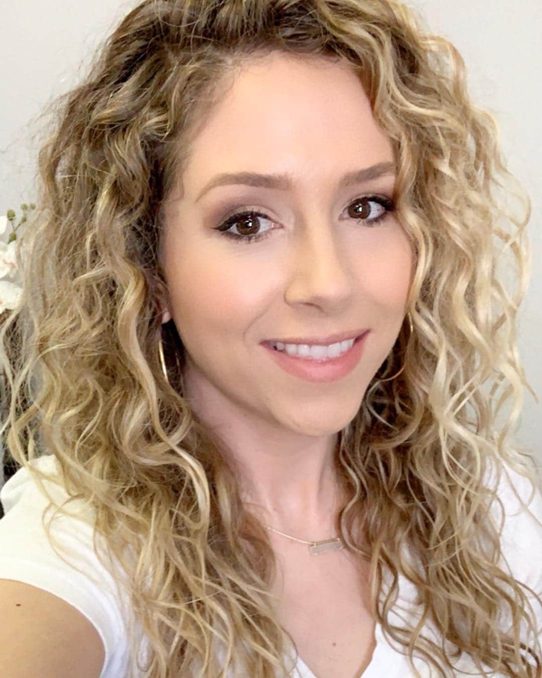 Tracy and Stefanieのインスタグラム：「This is third day hair! What? Who is this girl? 😱 Also, it’s incredibly hard to take a selfie and get all of my hair in the photo. I need longer arms 🤣 #curlyhairstyles #curlygirls #curlygirlmethod 〰️」