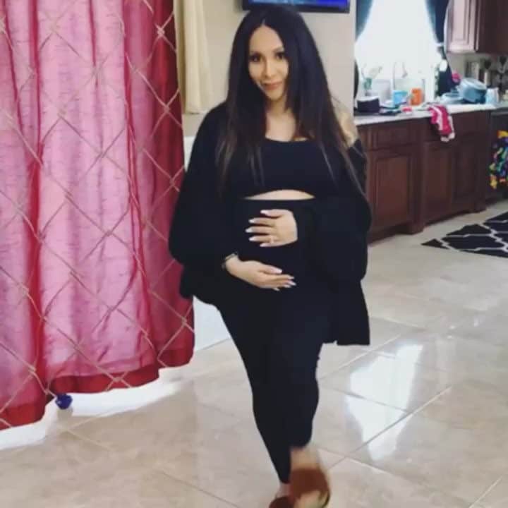 ニコール・ ポリッツィのインスタグラム：「Werk. 🤰🏽💙」