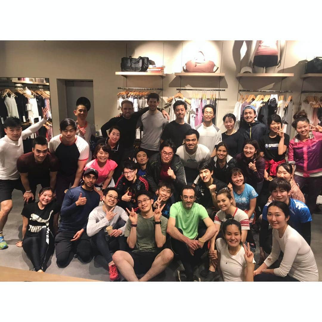 run+さんのインスタグラム写真 - (run+Instagram)「"Running Clinic with Sho"  #lululemon のランセッションに初参加🔰 ・ 走るフォームとか意識とか。。。 分かってるつもりでも、しばらくすると忘れてしまったり、覚えるまで人一倍時間が掛かってしまう私。 ・ 機会があるたびに聞いたり、色んな方から聞くことでまた違うアプローチが面白かったり、理解に繋がったり… 1回目？なことでも、2回3回と聞くことで分かってきたり、つい忘れてたことを思い出したり… 説明は同じでも話し方が変わるだけで、理解へのアプローチもまた異なるのが楽しい♪ ・ 熱気ムンムンの店内、ショウさんが一番汗だくになりながら教えて下さり楽しいセッション😆💦 ・ 疲れはあるものの良いペースで走ってたと思ったけど到着したらなんとラストのグループ😱😱 皆さんをお待たせしてしまった💦 でも、ハイタッチで優しく迎えて下さり気分上がるランセッション♪ ・ #ルルレモン #一日一汗 #lululemonharajuku #ランニング #ジョギング #RUN #夜ラン ・ #ガーミン #GARMIN #ナイキプラス #nikeplus #nikerunning ・ #ランニング女子  #ハシリマスタグラム #ハシリマシタグラム #走るひと #ランスタグラム #ランスタグラマー #igランナーズ #ランニケーション #ゆるラン #街ラン #街RUN ・ #Runday #RunLovesLife」3月14日 11時20分 - runplus