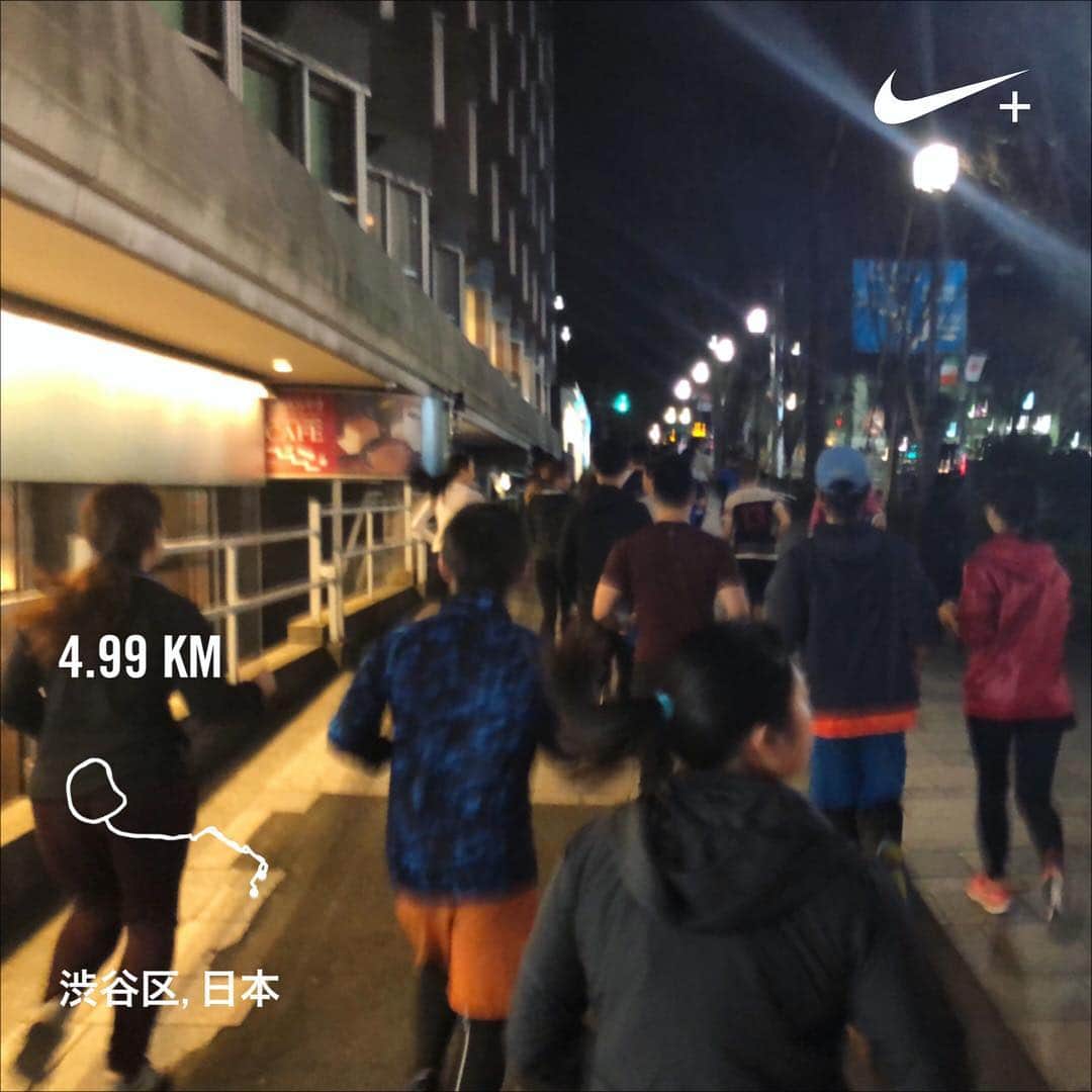 run+さんのインスタグラム写真 - (run+Instagram)「"Running Clinic with Sho"  #lululemon のランセッションに初参加🔰 ・ 走るフォームとか意識とか。。。 分かってるつもりでも、しばらくすると忘れてしまったり、覚えるまで人一倍時間が掛かってしまう私。 ・ 機会があるたびに聞いたり、色んな方から聞くことでまた違うアプローチが面白かったり、理解に繋がったり… 1回目？なことでも、2回3回と聞くことで分かってきたり、つい忘れてたことを思い出したり… 説明は同じでも話し方が変わるだけで、理解へのアプローチもまた異なるのが楽しい♪ ・ 熱気ムンムンの店内、ショウさんが一番汗だくになりながら教えて下さり楽しいセッション😆💦 ・ 疲れはあるものの良いペースで走ってたと思ったけど到着したらなんとラストのグループ😱😱 皆さんをお待たせしてしまった💦 でも、ハイタッチで優しく迎えて下さり気分上がるランセッション♪ ・ #ルルレモン #一日一汗 #lululemonharajuku #ランニング #ジョギング #RUN #夜ラン ・ #ガーミン #GARMIN #ナイキプラス #nikeplus #nikerunning ・ #ランニング女子  #ハシリマスタグラム #ハシリマシタグラム #走るひと #ランスタグラム #ランスタグラマー #igランナーズ #ランニケーション #ゆるラン #街ラン #街RUN ・ #Runday #RunLovesLife」3月14日 11時20分 - runplus