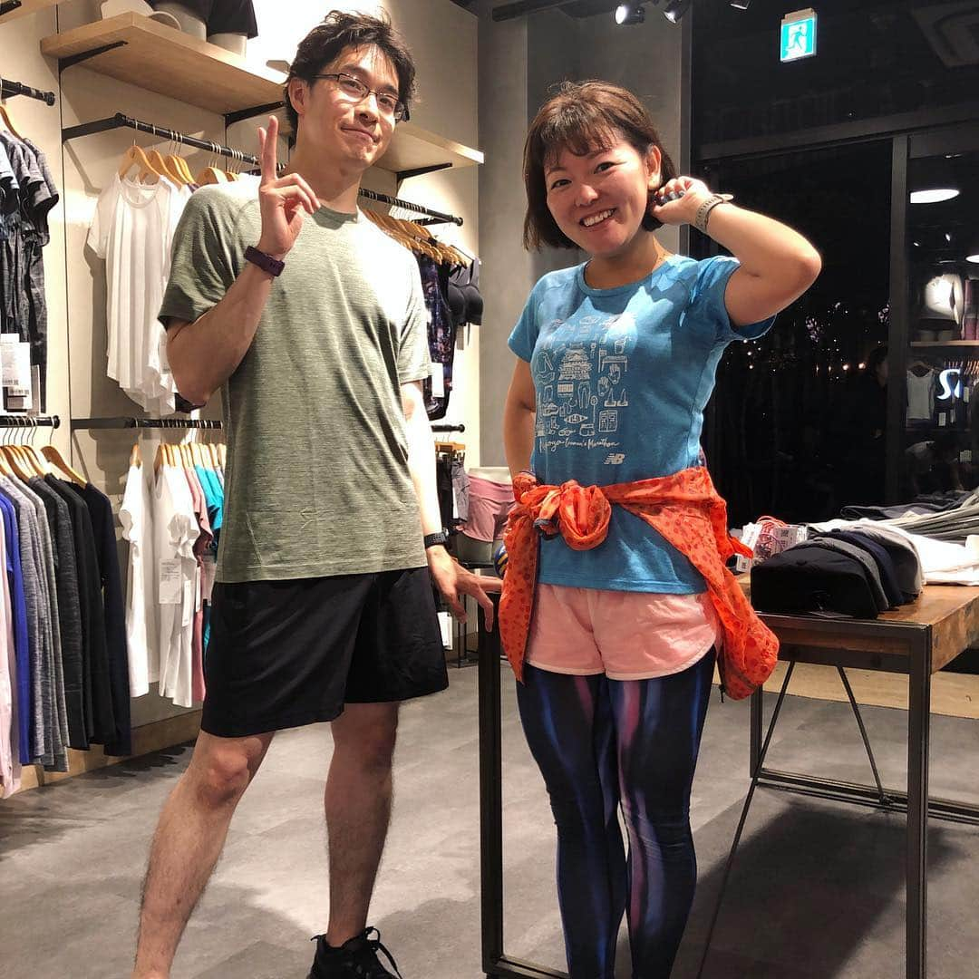 run+さんのインスタグラム写真 - (run+Instagram)「"Running Clinic with Sho"  #lululemon のランセッションに初参加🔰 ・ 走るフォームとか意識とか。。。 分かってるつもりでも、しばらくすると忘れてしまったり、覚えるまで人一倍時間が掛かってしまう私。 ・ 機会があるたびに聞いたり、色んな方から聞くことでまた違うアプローチが面白かったり、理解に繋がったり… 1回目？なことでも、2回3回と聞くことで分かってきたり、つい忘れてたことを思い出したり… 説明は同じでも話し方が変わるだけで、理解へのアプローチもまた異なるのが楽しい♪ ・ 熱気ムンムンの店内、ショウさんが一番汗だくになりながら教えて下さり楽しいセッション😆💦 ・ 疲れはあるものの良いペースで走ってたと思ったけど到着したらなんとラストのグループ😱😱 皆さんをお待たせしてしまった💦 でも、ハイタッチで優しく迎えて下さり気分上がるランセッション♪ ・ #ルルレモン #一日一汗 #lululemonharajuku #ランニング #ジョギング #RUN #夜ラン ・ #ガーミン #GARMIN #ナイキプラス #nikeplus #nikerunning ・ #ランニング女子  #ハシリマスタグラム #ハシリマシタグラム #走るひと #ランスタグラム #ランスタグラマー #igランナーズ #ランニケーション #ゆるラン #街ラン #街RUN ・ #Runday #RunLovesLife」3月14日 11時20分 - runplus