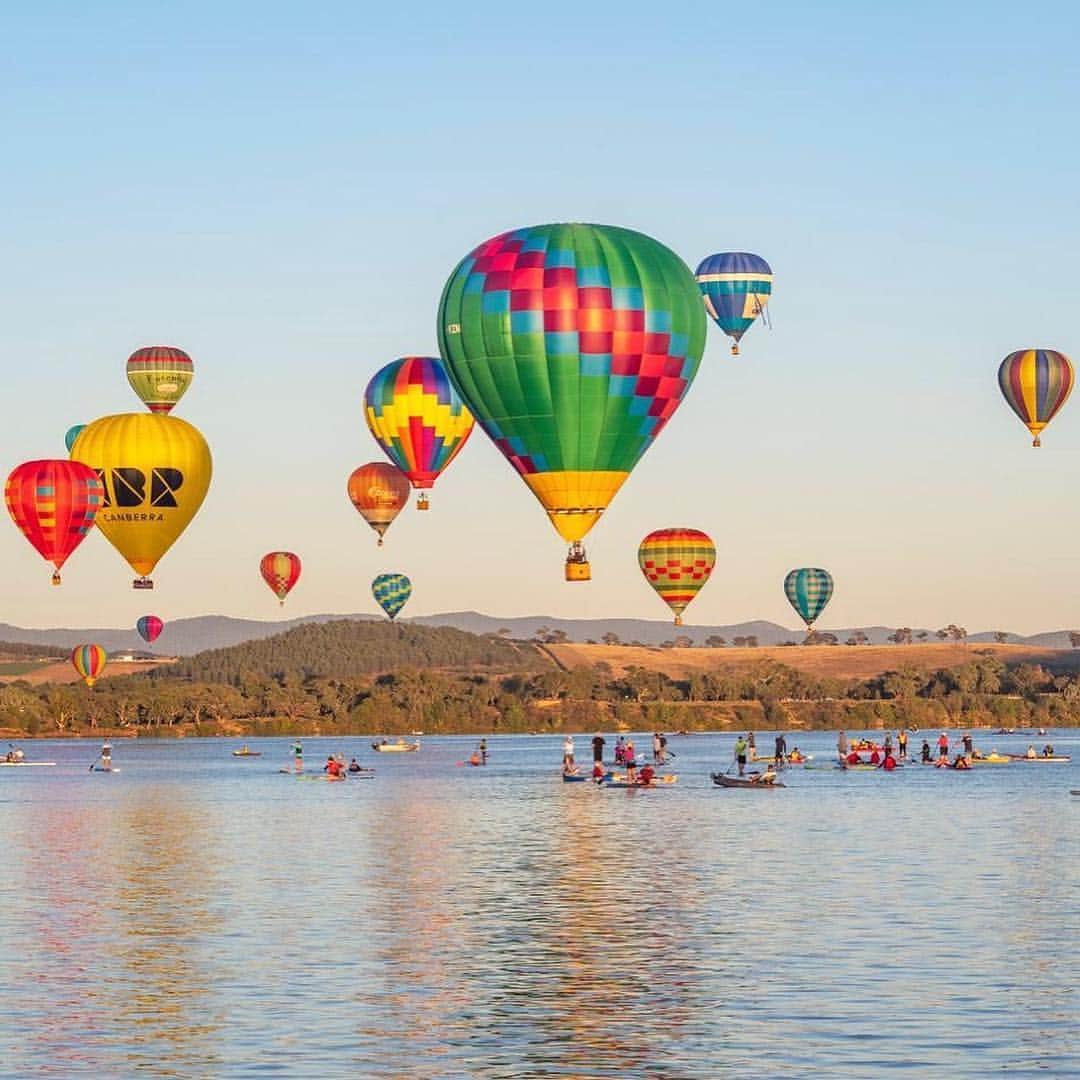 Australiaさんのインスタグラム写真 - (AustraliaInstagram)「Wake up early in @visitcanberra this week to be treated to a sight like this!🎈@simplycheecky couldn’t help but admit “you look more beautiful than ever and I love you” to #Canberra when she witnessed this mesmerising view on #CanberraDay. The #CanberraBalloonSpectacular, which is part of the @enlighten_canberra festival, is adding a glorious splash of colour to our capital city’s skyline from now until 17 March. The pilots begin inflating their #hotairballoons on the lawns of @oldparliamenthouse at around 6:15am every morning before ascending into the sky. Pick a vantage point around #LakeBurleyGriffin to watch the spectacle and recharge with an excellent coffee from @thecuppingroom, @ryecafe or @coffeelabcanberra afterwards ☕. #seeaustralia #visitcanberra #enlightencanberra #travel」3月14日 11時23分 - australia