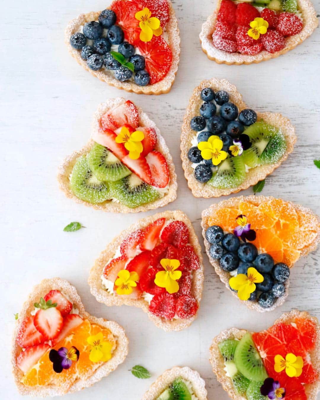 mamiaoyagiのインスタグラム：「❃𓂂 Tartlets with fresh fruit and mascarpone cream. ♡型のタルトレットにたくさんのフルーツをのせて。 4つ合わせるとクローバーみたい🍀 ❃𓂂  #tart #tartlets #fruittart #fourleafclover #stpattysday #タルト #フルーツタルト #タルトレット #thebakefeed #mywilliamssonoma #feedfeed #wiltoncakes #marthabakes #bakefromscratch #instafood」