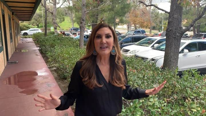 ヘザー・マクドナルドのインスタグラム：「Thank you @thesnowdenfamily for taking me in as Wife #3 🙏🏼 #JuicyScoop up tomorrow! Listen for my juicy interview with my favorite Seeking Sister Wife couple. @tlc」