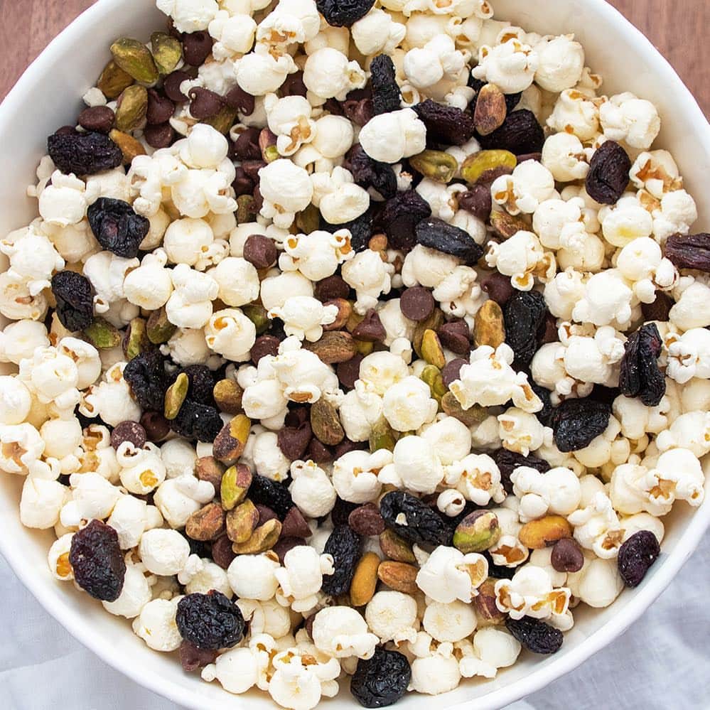 ジャーダ・デ・ラウレンティスさんのインスタグラム写真 - (ジャーダ・デ・ラウレンティスInstagram)「Best travel snack! My @simply7snacks olive oil popcorn trail mix… popcorn, pistachios, cherries & chocolate chips #vegasbound #spon #simply7snacks」3月14日 11時31分 - giadadelaurentiis