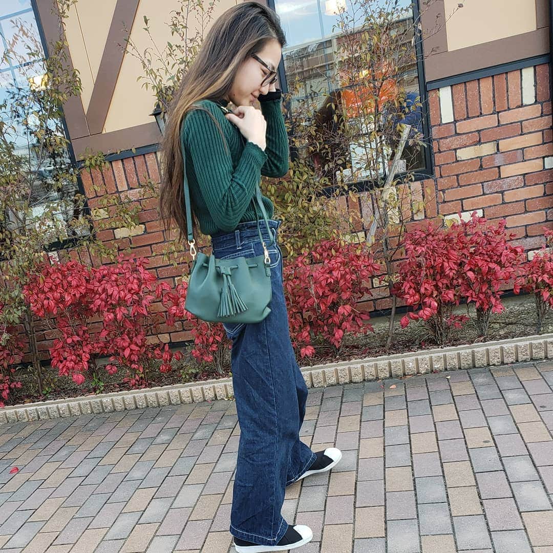 のインスタグラム：「今日はとっても暖かい日でした☺️ . 薄着っぽく見えるけど、パンツの下に、プロフェッショナルスレンダーメイクレギンスを履いてるからポカポカ。 . . 二枚目見てね！ . . おへそ上から 十分丈の加圧レギンスで、着ぶくれしないの。 . . ゲルマニウム、チタン、銀が編み込まれてるからはいてるうちにぽかぽかで、防寒対策にもなるし、脚のツボを刺激してくれるよ！ . . 着圧線がないから、履きやすいし、しっかりとした着圧感で、引き締めてくれるよ☺️ . . 1着からでも半額になるみたい☺️ . . .  #プロフェッショナルスレンダーメイクレギンス @professionalslendermake_083 . . #outfit#ootd#fashion#コーデ#きょコ #fashion #fashiongram  #currentlywearing #lookbook #wiwt #whatiwore #whatiworetoday#PR」