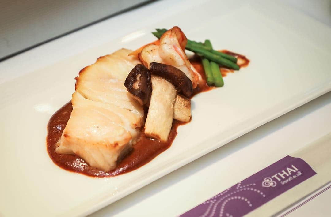 タイ航空さんのインスタグラム写真 - (タイ航空Instagram)「Experience the authentic Japanese taste when flying THAI with "Washoku" (lit. "Japanese cuisine") meal courses, designed by two Okura Prestige chefs. Available for THAI Royal First and Royal Silk passengers on some flights between Bangkok and Japan from April to June 2019. . #ThaiAirways #Washoku #JapaneseFood #JapaneseCuisine #InflightMeal #InflightCatering」3月14日 11時44分 - thaiairways