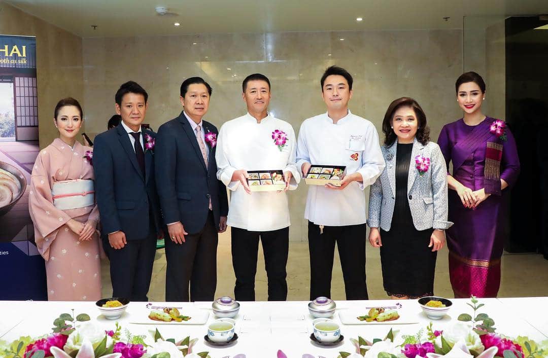 のインスタグラム：「Experience the authentic Japanese taste when flying THAI with "Washoku" (lit. "Japanese cuisine") meal courses, designed by two Okura Prestige chefs. Available for THAI Royal First and Royal Silk passengers on some flights between Bangkok and Japan from April to June 2019. . #ThaiAirways #Washoku #JapaneseFood #JapaneseCuisine #InflightMeal #InflightCatering」