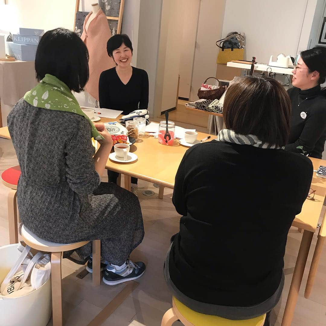 ecomfort（エコンフォート）さんのインスタグラム写真 - (ecomfort（エコンフォート）Instagram)「[ecomfortHouseプレオープ二ング] small gathering「いつもの暮らしを語ろう会」を本日も開催しました。  本日はムーミンが小さな頃から大好きで、ムーミンのアニメや本からその哲学を学んだという若い女性をお迎え。 昨年はフィンランドに行ってきたとのことで、ちょうどフィンランド旅行を計画しているスタッフがおり、写真やオススメの場所を共有してもらい、皆でやはり素敵だね〜と遠いフィンランドの春に想いを馳せたり、互いに北欧のエコや福祉の取り組みに共感し合ったり。  食べ物を無駄にしたくないからと、小分け保存や、開封したものには必ずマステで開封日をつけるなど、一人暮らしのお若い方でも、きちんと考え、丁寧な暮らしを実践されていることに、スタッフ一同は感激。  暮らしに役立つ情報がもっと知りたいとのことで、スタッフからは老婆心？的にあれもこれもと、自分の生活に手離せないグッズや使い方を次々に実践を交えご紹介。 やはりe.スポンジワイプや、MQ・duotexなどお店にあるものが中心にはなってはしまったのですが、自分達が使っていて本当に便利で、サスティナブル(持続可能な)暮らしに役立つものなので、純粋におススメしたい熱で盛り上がりました。 お風呂嫌いの猫をMQ・duotexで拭いてあげると、サッパリと綺麗になる裏技も披露したりして(笑)  リラックスしていただきたいと、麦の温冷ネックピローを電子レンジで温めたものを肩に当てながらお話しを聞いてもらい、ちょうど肩が痛かったとのことで、最後は楽になりました〜と、嬉しいお言葉をもらい、こちらもニッコリ笑顔に。  いつもの暮らしは、自分にとって当たり前でも、他の人にとったら、新しい発見で、それを自分なりに取り入れると、もっとたのしく、快適な暮らしに繋がることを、実感できた有意義な時間でした。  14日木曜、15日金曜も14時から開催します。既に参加予約いただいている方もいますので、直前申し込みでのご参加も可能です！お時間ある方は是非、エコンフォートハウスまでいらしてください。  #ecomfort#ecomforthouse #スモールギャザリング #お茶会 #ティーパーティー #fika #ていねいな暮らし #シンプルライフ #お客様 #感謝 #リニューアルオープン #表参道 #今日の買い物が未来を変える #女子会 #お菓子 #klippan #繋がりたい #お話し会﻿#語ろう会﻿#エコンフォート #表参道 #青山#渋谷#イベント#北欧 #北欧デザイン #自然な暮らしをつくる」3月14日 11時36分 - ecomfort_eoct