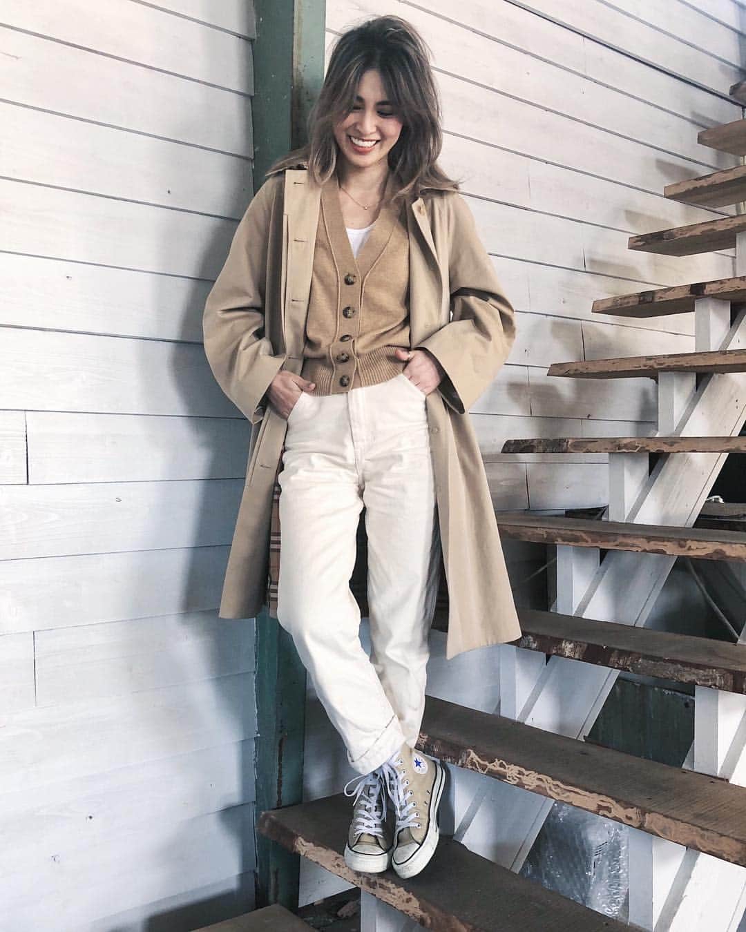のインスタグラム：「ベージュと白の組み合わせが最近好き🥰 #ootd #outfit #Burberry #trenchcoat #spring #cashmere #knit #white #beige #converse #usconverse #fashion #ericore」