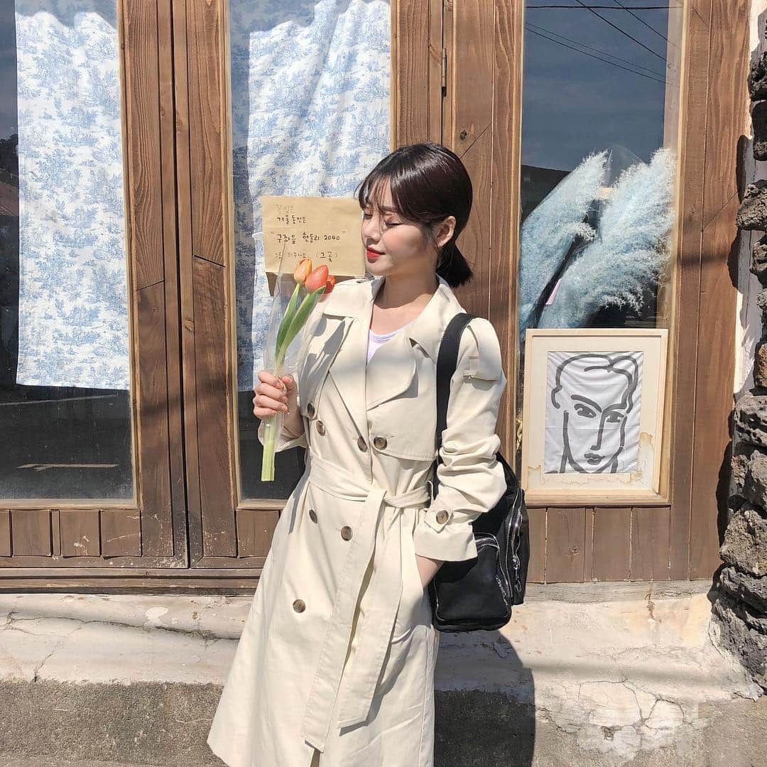 のインスタグラム：「春の必須アイテム🌸トレンチコートはもうGETしましたか？😻 - #トレンチコート #春コーデ #韓国旅行 #チェジュ島 #済州島」
