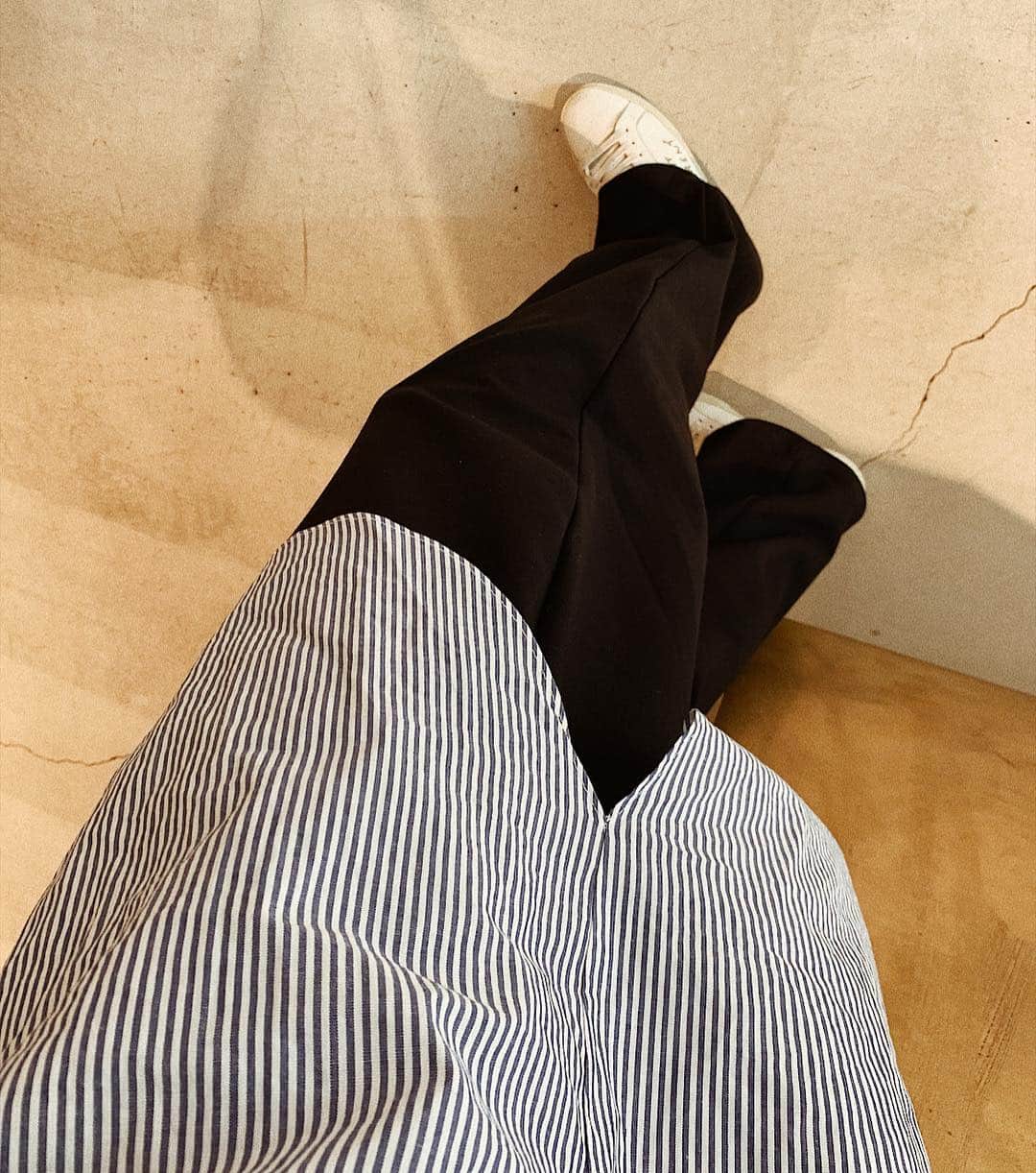 正中雅子さんのインスタグラム写真 - (正中雅子Instagram)「もっぱらタックレッグパンツばかり🕊 * シルエットが今の気分にピッタリで、伸縮性もあるしシワになりにくい ウエストも後ろのみにゴムなので楽チンな上にきちんとしてみえる👌 * MACHATT定番なタイプのやつです🤤 * このストライプにネイビーパンツの合わせも好き！ * 今夜22:00🌙 * #masaco服」3月14日 11時42分 - masacoshonaka