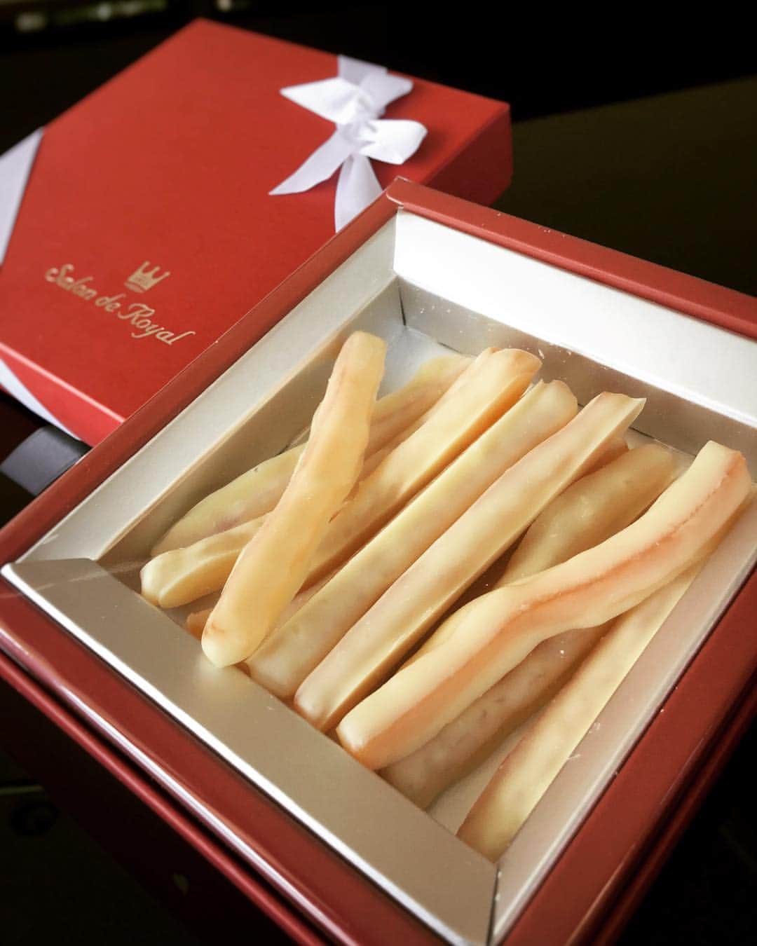 のインスタグラム：「. . 『ホワイトオレンジピールチョコレート』 . ピールのほどよい苦みと、オレンジ🍊の甘酸っぱく、ジューシーな味わい。ホワイトチョコレートのコクのある甘さ。 . チョコレートと相性の良いオレンジピールを厳選して辿り着いたヨーロッパ産オレンジピールを使用しました。 . ホワイトチョコレートのオレンジピールは珍しいので是非一度お試しくださいませ🌟 . . . ◎ 喫茶閉鎖期間のご案内 ◎ . 喫茶閉鎖期間：2019/3/8（金）～2019/3/14（木）7日間 3/15（金）より通常通り営業いたします。 . ホワイトデーの期間中は店内混雑が予想されるため、喫茶を閉鎖し営業をいたします。 喫茶のクローズに伴い、生ケーキの取り扱いもございません。 皆様には、ご迷惑をお掛け致しますが、ご理解とご協力の程、お願い申し上げます。 . . . #サロンドロワイヤル京都 #サロンドロワイヤル #京都 #京都スイーツ #チョコレートショップ #ショコラトリー #パティスリー #チョコレート #チョコ #ショコラ #chocolate #chocolat #chocolatier #salonderoyal #オレンジピール #ホワイトオレンジピール #ホワイトチョコレート #ホワイトデー #ホワイトデーお返し #プレゼント #ギフト」