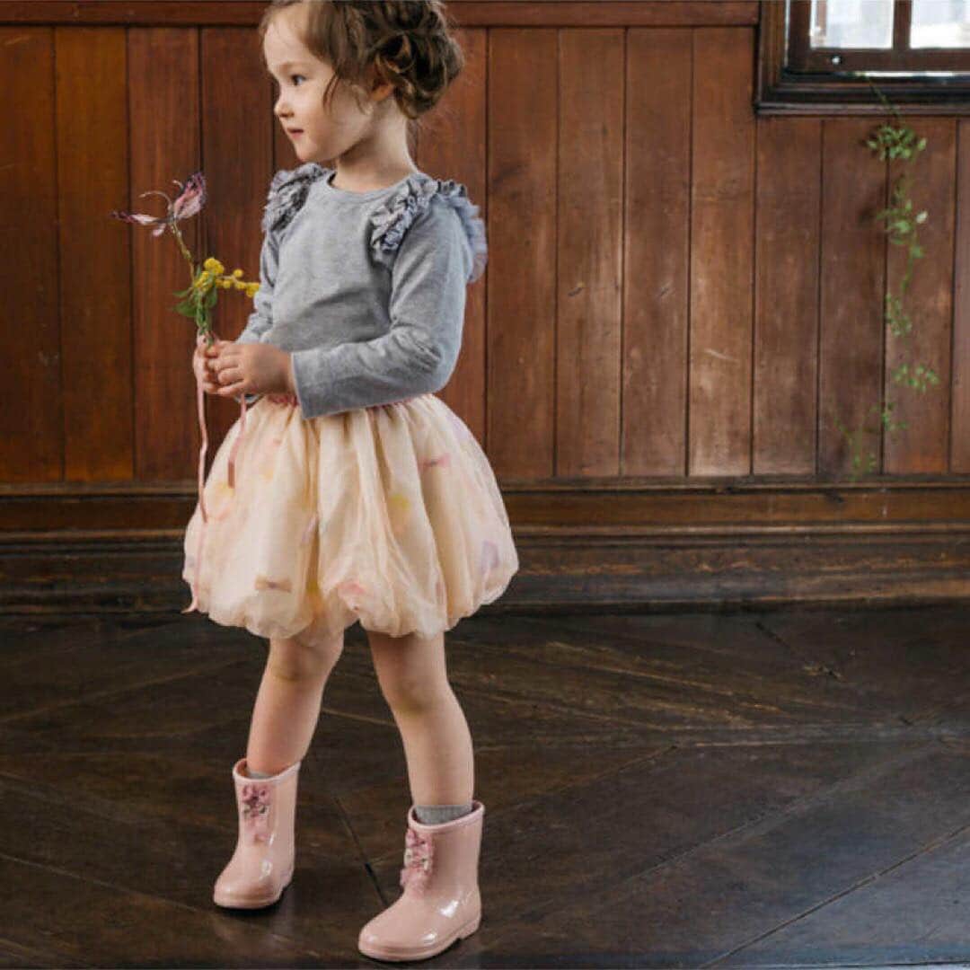 のインスタグラム：「. New Arrival！ panpantutuから、リボンとチュールが可愛いレインブーツが入荷しました。 可愛さだけでなく、軽量で厚みのあるしっかりとした作りのショートレインブーツです。 雨じゃなくても履きたくなっちゃう♪ お子さんのお気にいりになること間違いなし！の可愛さです♪ . ショートレインブーツ/チュールリボン ベビーピンク・ベビーピンク×グレー. ¥3,780(税込). . #panpantutu#パンパンチュチュ#レインブーツ#キッズレインブーツ#レイングッズ#チュールリボン#入園準備#入園準備グッズ#入園グッズ#入学準備#入学準備グッズ#入学準備品#入学祝い#smarby#スマービー#子供服通販」