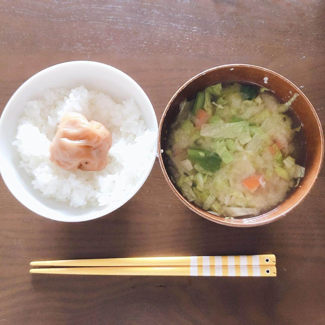 加藤美祐さんのインスタグラム写真 - (加藤美祐Instagram)「内膜症改善の為に食事療法をしています！  もちろん、完ぺきにやってません😂笑 食べたいものは食べたいのでたべちゃってます🤤✨！ でも、外食しない日は必ず自炊です🙆‍♀️！ こんな感じの質素なご飯で、お米をたくさん食べます！ おかずはしょっぱいおかずを少しだけでいいので、梅干しや昆布、魚など🐟  おかずは多すぎるのはNG。 余計なもの(油とか調味料など)がはいっていないお米をたくさん食べることが良いとされています。  しょっぱいのはあえてです！ 減塩はしてはダメ❌ というのもポイントです☺️👍 (ただ、塩分も食べすぎるのはダメなので、ここでおかずが多すぎるのはNGにつながってきます。) お味噌汁は毎日必ずつくります！  2018年の10月あたりから始めていますが、体の変化がありましたので記録です🙆‍♀️ ✴︎生理痛が軽くなった (悩んでる方、本当によくなりますよ！) ✴︎味噌汁のおかげかお肌の調子がよい (ニキビもすぐなおる) ✴︎甘いものが欲しくなくなる ✴︎おかし食べすぎると口の中がただれるようになった ✴︎風邪を引かなくなった (自分の持病以外で病気しなくなった) ✴︎便通に困らない  あっ！番外編だけど、カフェインも摂取控えていましたら、飲んだら体調悪くなるまでになりました🥺💦 飲むと夜ねれないし、動悸や不安感などが強く出るようになりました。  毎日飲んでたのが嘘のよう👀💭💭 今でも飲みたいし香りも大大大好きだからノンカフェインコーヒーで対応しています☕️ でも、カフェイン抜くと肌がワントーン明るくなったような気がします！🙆‍♀️ 他にもあるかもしれないけど、今思いつくのはこんな感じ🥺✨ 冷え性はまだあまり改善できてないから筋トレをはじめました⭕️ これだけはやりたくなかったけど、しかたない、、、 あと本当は毎日きっちりだともっとよくなるかもしれないけど、食べたいものが世の中に溢れていて我慢できません😂無理！  食事療法の制限には小麦粉類、卵、乳製品は一切だめだし、お肉もだめ。フルーツもだめ。白い砂糖もだめ。 夏野菜は全部だめ。(レタスあまってたから画像の味噌汁に入ってますね😂笑)などなどだめなものが多い。  となってますけど、旬なものは旬な時に季節を感じながら食べるとやっぱり美味しいから取り入れます☺️❤️ 緩くやっているのに変化が感じられるのでやっていてよかったと思います！ これからも続けていこう🌈  #食事療法 #子宮内膜症  #自炊#土鍋ご飯 #白米 #玄米 #お味噌汁 #梅干し #卵巣嚢腫#卵巣のう腫 #皮様嚢腫 #チョコレート嚢胞#妊活 #筋トレ #健康 #チンアナゴ #ニシキアナゴ #めんどくさがり」3月14日 11時49分 - muwkato